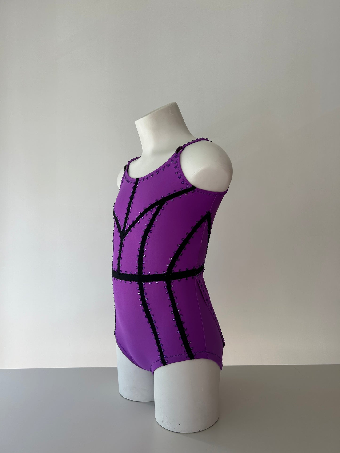 Maillot morado de tirantes finos~ Talla 8