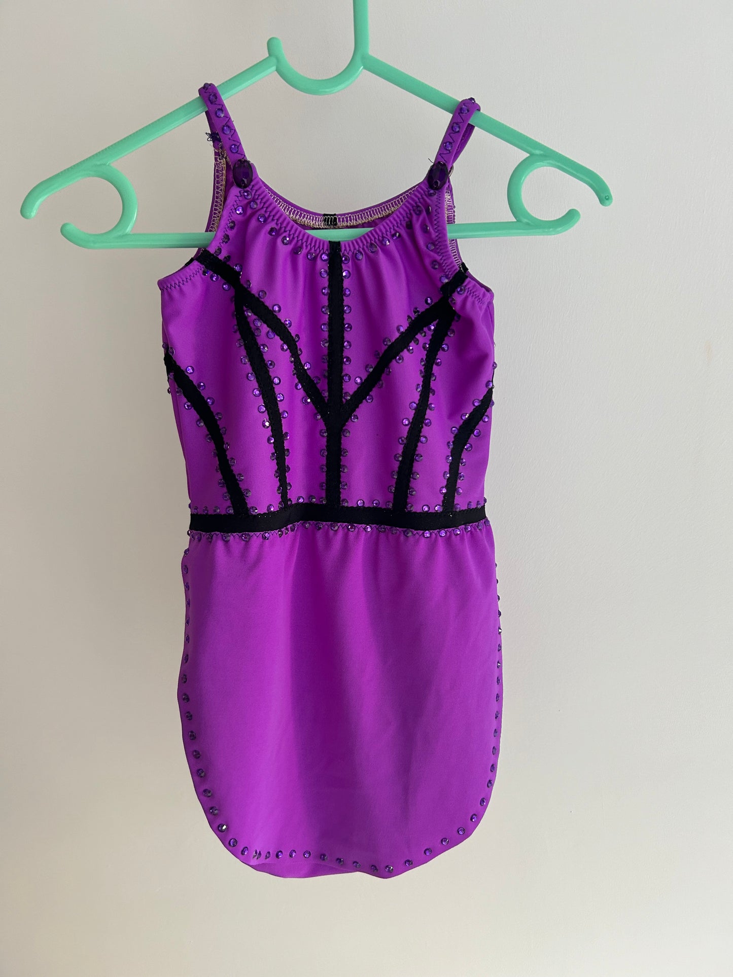 Maillot morado de tirantes finos~ Talla 8