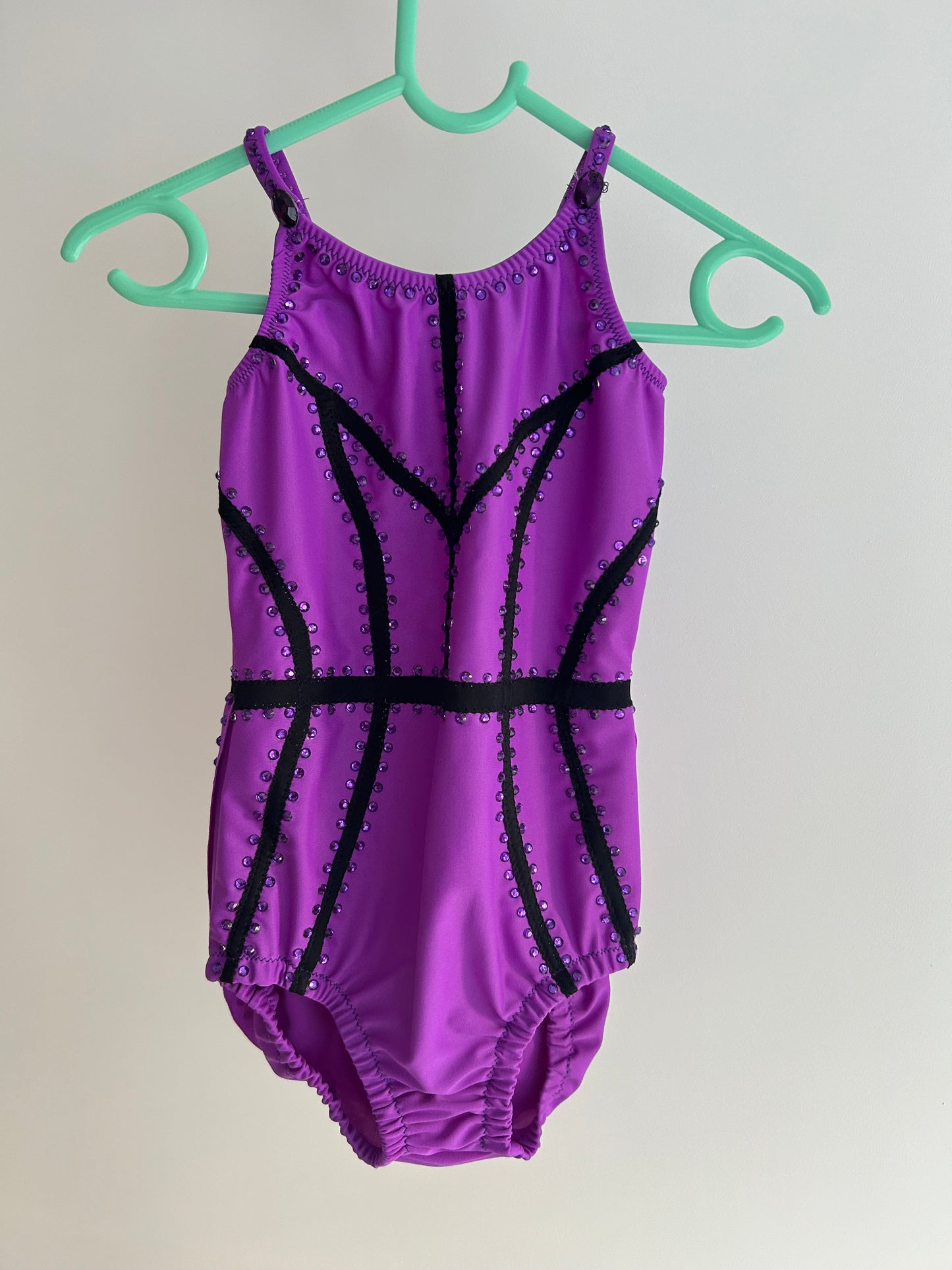 Maillot morado de tirantes finos~ Talla 8