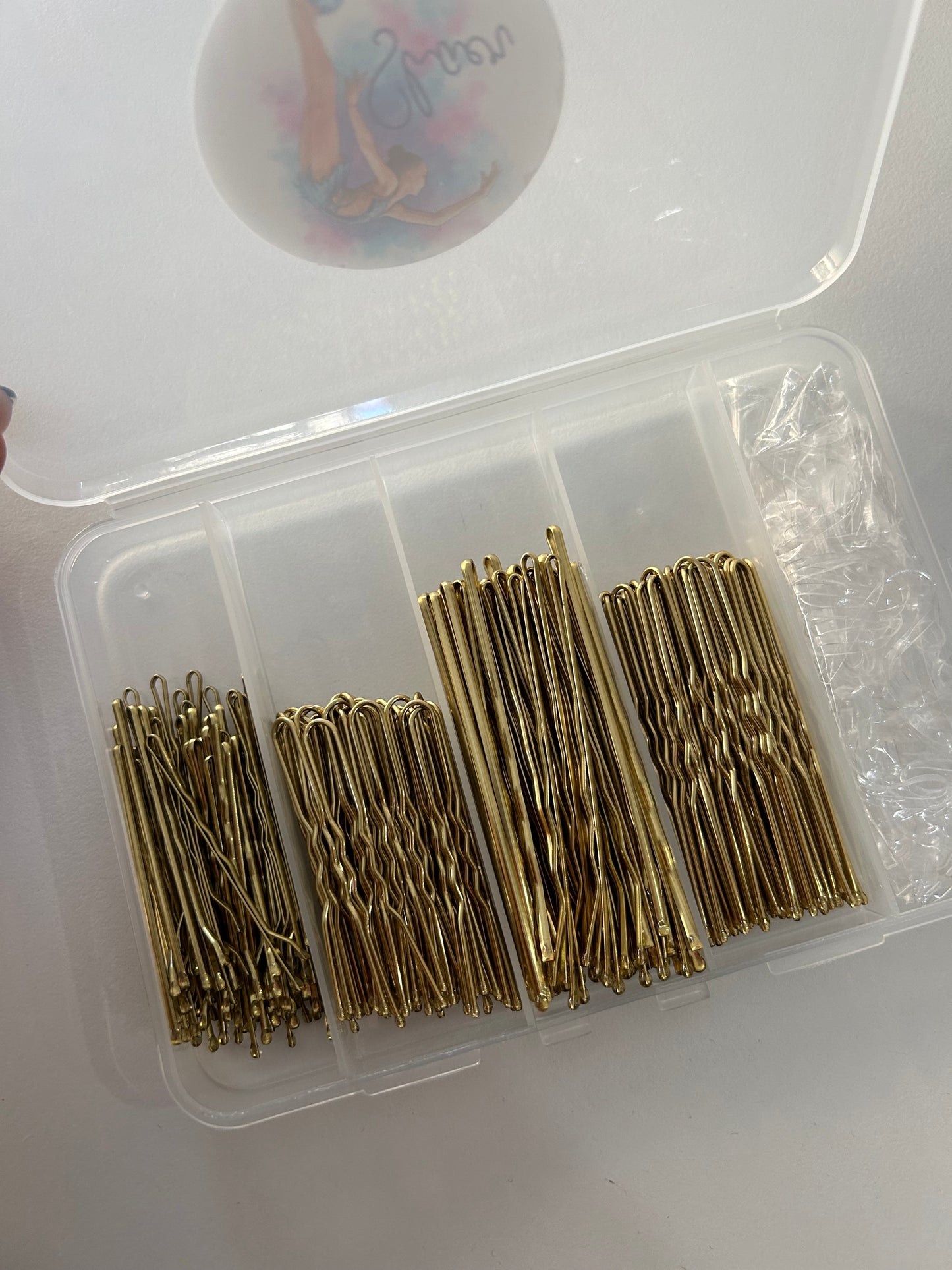 Caja de horquillas variadas y gomas. 300 uds. - marrón, negro o dorado