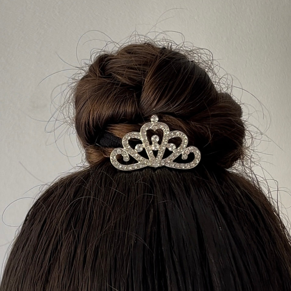 Adorno de moño plateado con peineta