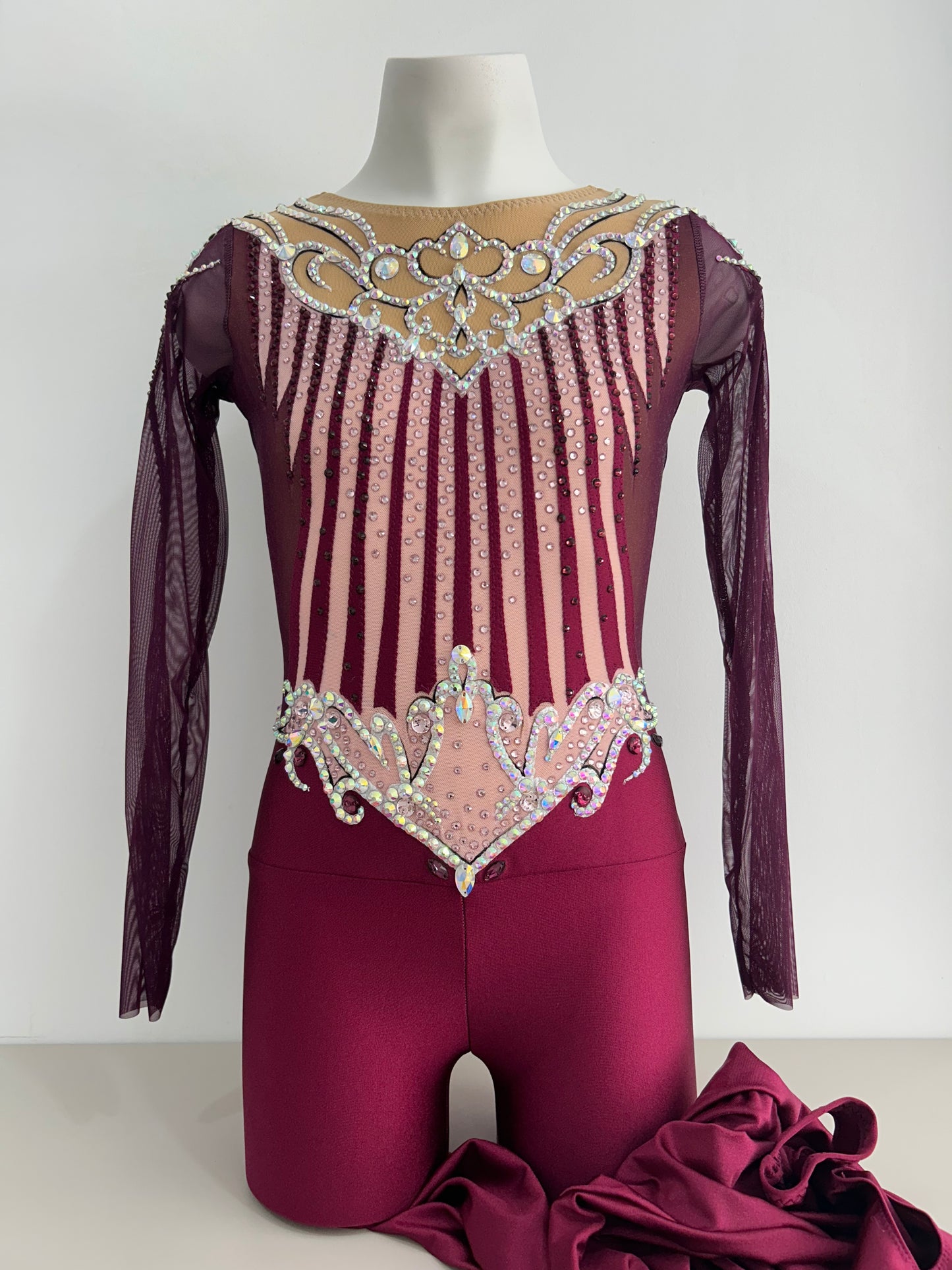 Mono burdeos ~ Talla 16