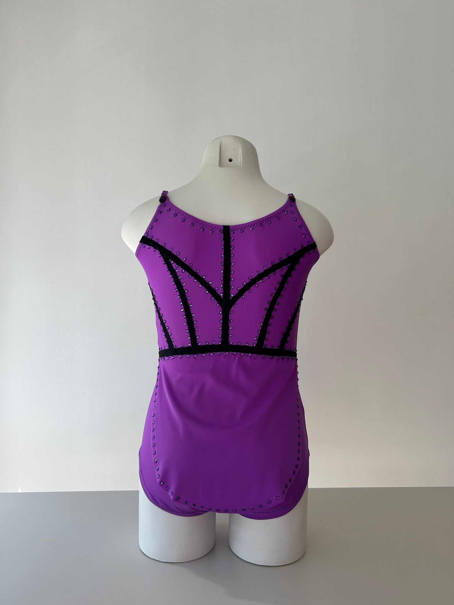 Maillot morado de tirantes finos~ Talla 8