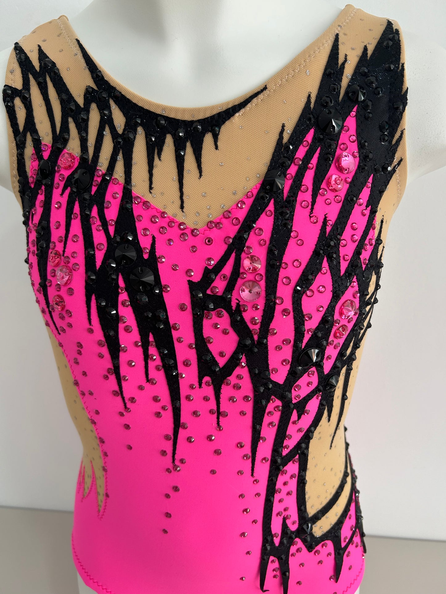 maillot competicion gimnasia ritmica competicion en venta madrid malla mallot maoit mayots gimnasta shaer tienda de gimnasia ritmica y maillots a medida en madrid españa envios fucsia rosa fluor negro competir detalles