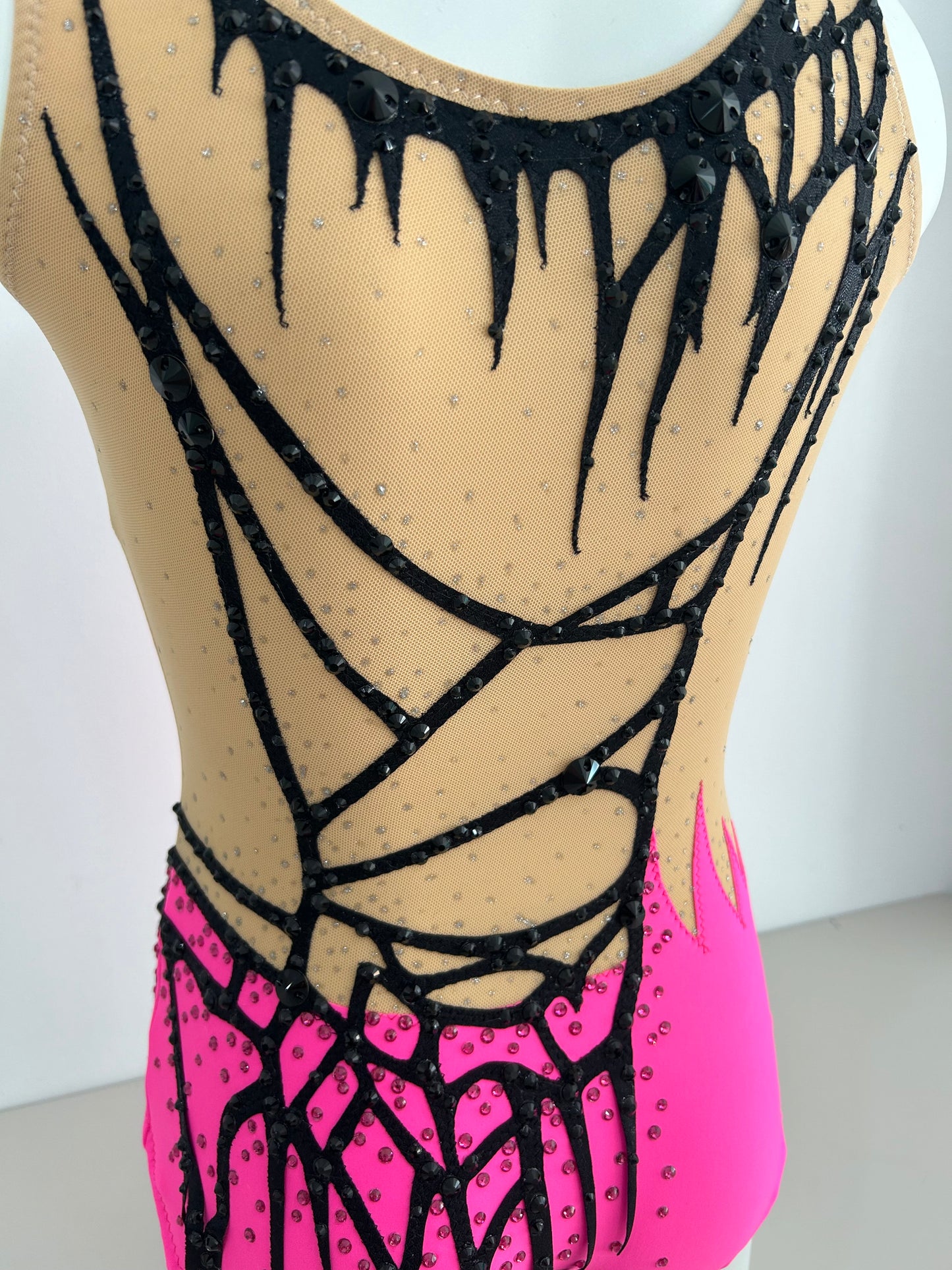 maillot competicion gimnasia ritmica competicion en venta madrid malla mallot maoit mayots gimnasta shaer tienda de gimnasia ritmica y maillots a medida en madrid españa envios fucsia rosa fluor negro competir telaraña espalda