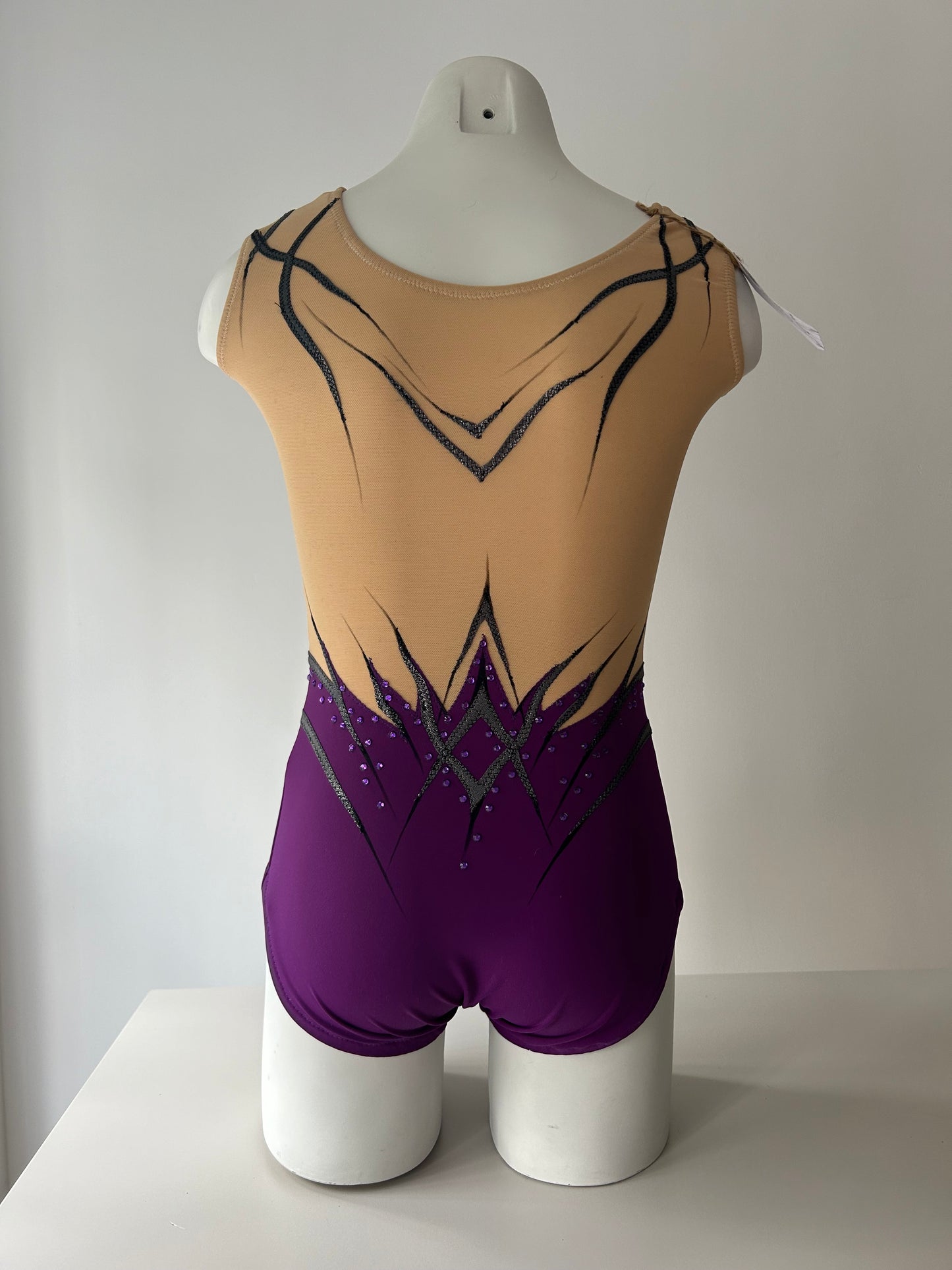 Maillot de gimnasia rítmica morado y negro de competición