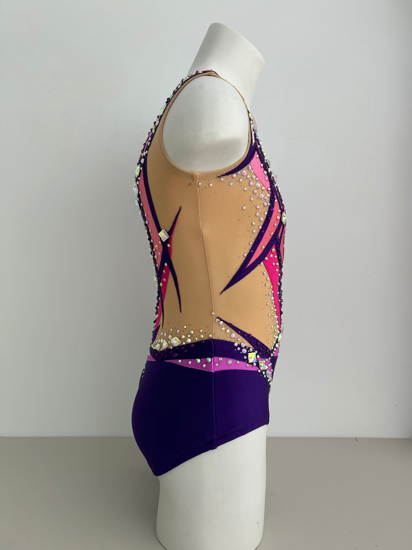 Maillot_de_competicion_morado y rosa malla_mallot_maillots_shaer_tienda_de_gimnasia_ritmica_en_madrid_maillots_de_competicion_en_venta_disponibles_en_Madrid_Espa_a_y_online laterales