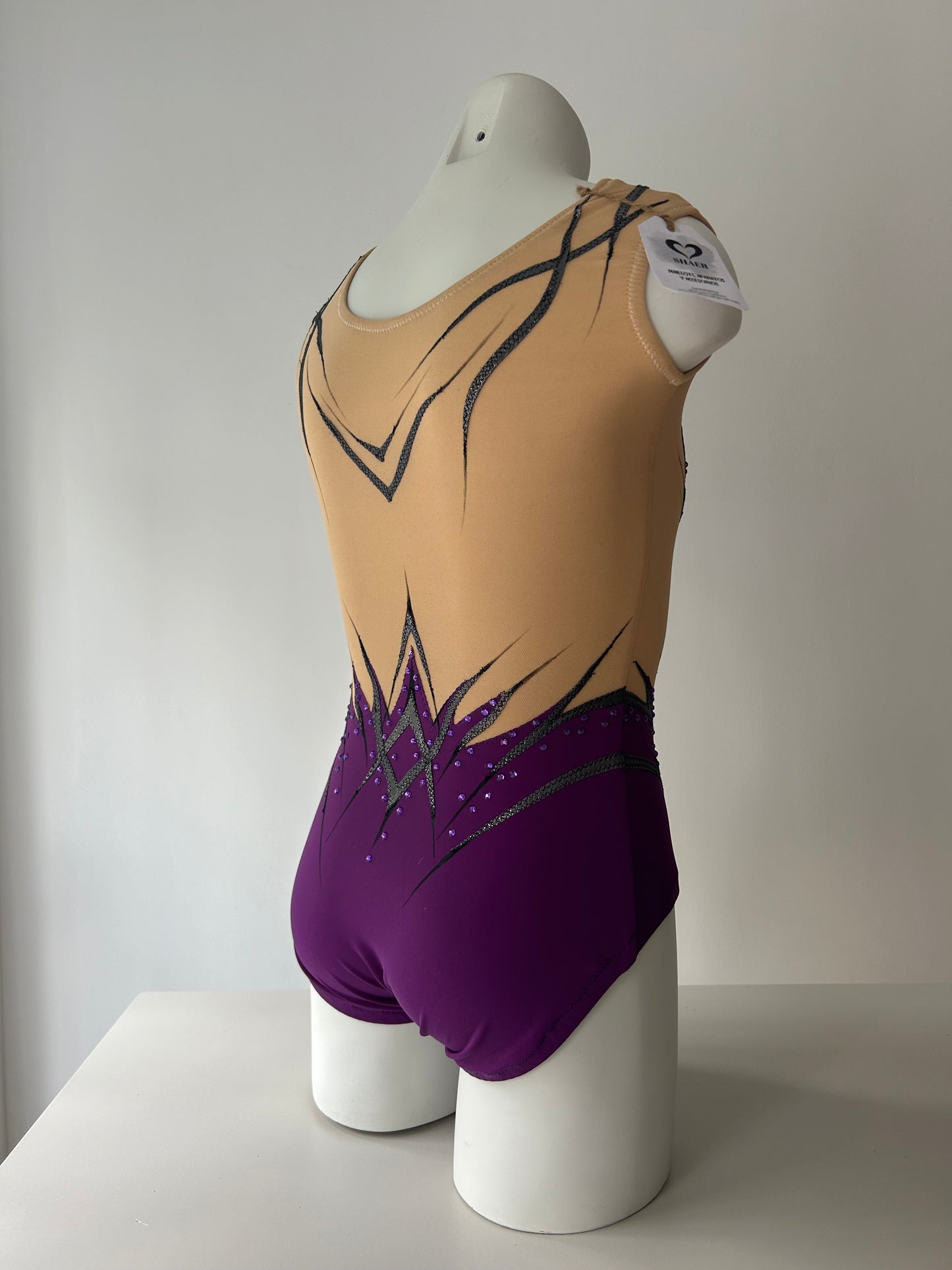 Color morado y negro con cristales