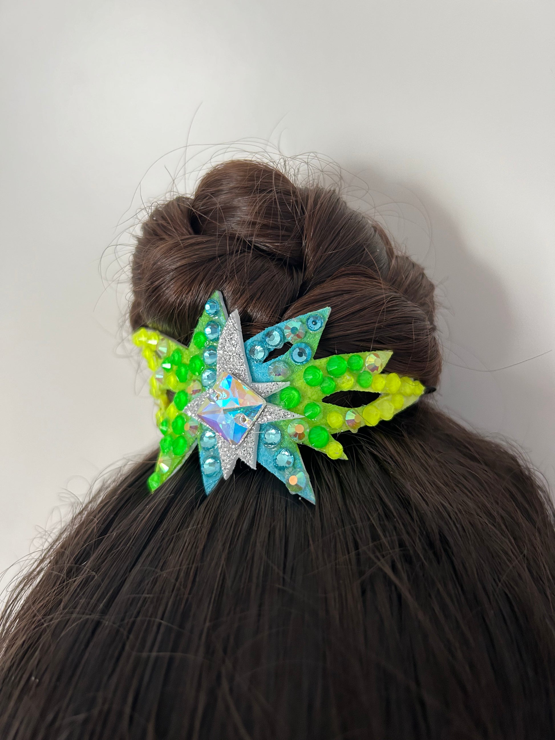 adorno de moño colores fluor para gimnasta de gimnasia ritmica edicion limitada shaer amarillo verde azul turquesa plata aurora boreal lado moño coronita