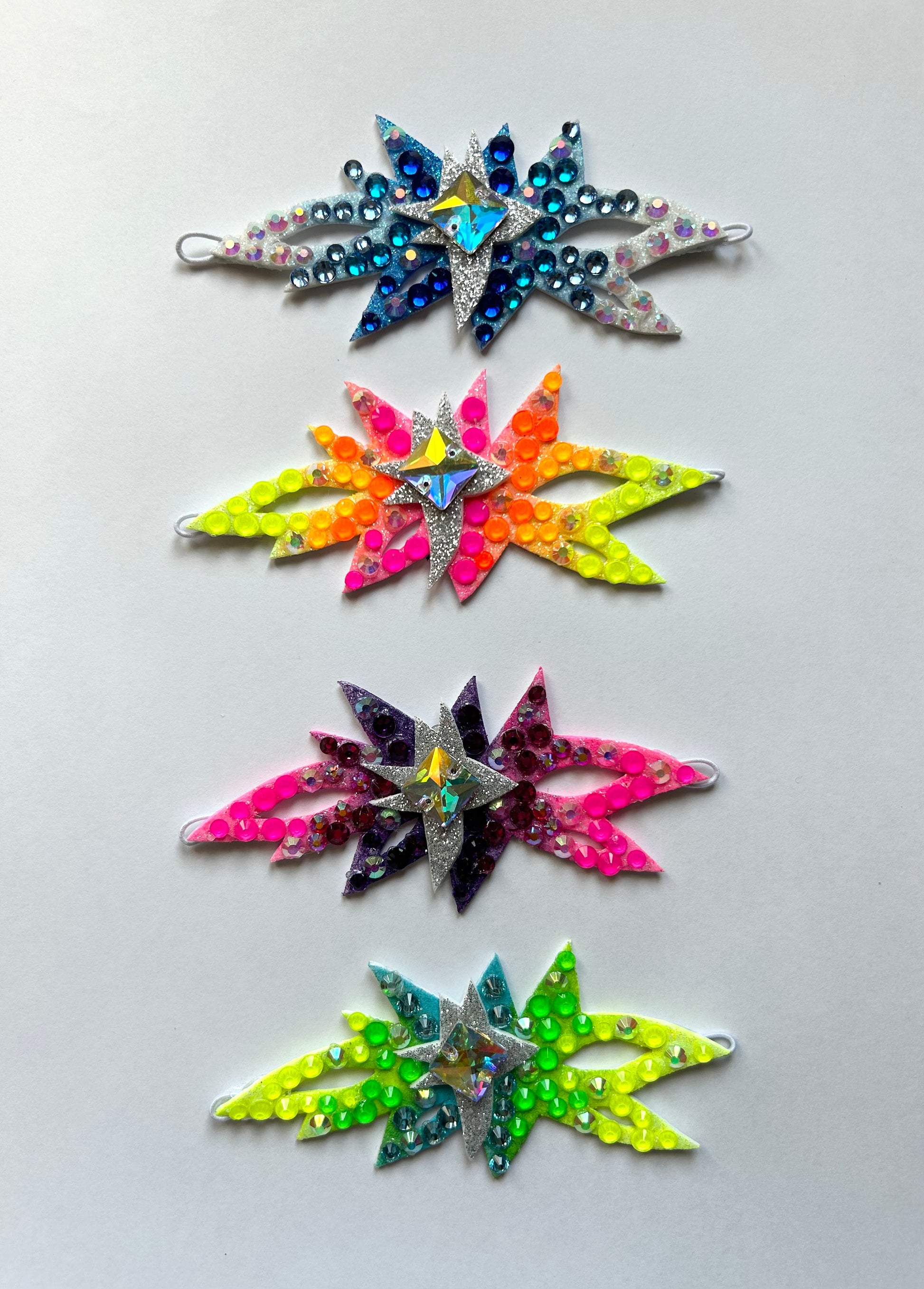 adorno de moño colores fluor para gimnasta de gimnasia ritmica edicion limitada shaer amarillo verde azul turquesa plata aurora boreal lado moño coronita