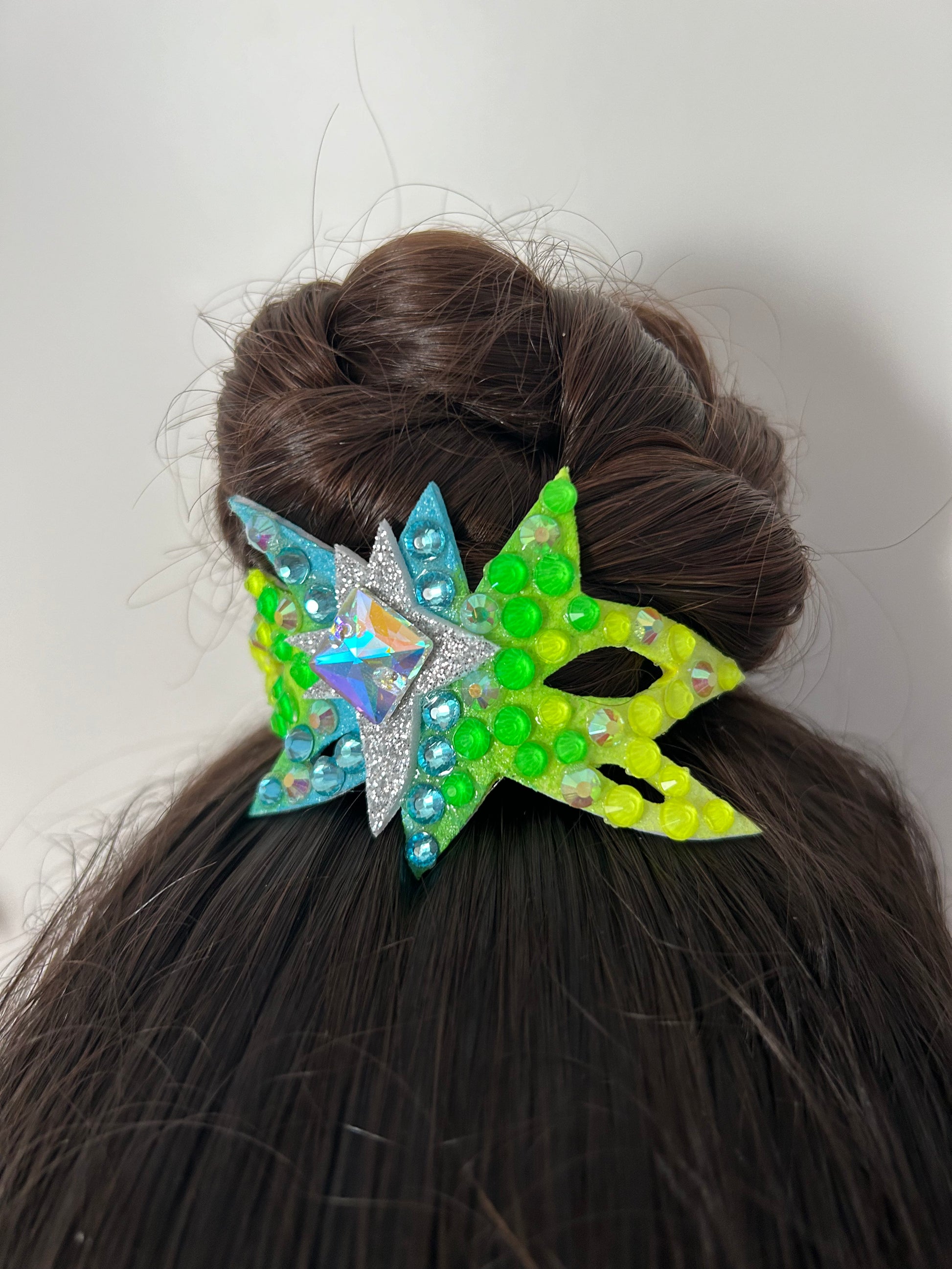 adorno de moño colores fluor para gimnasta de gimnasia ritmica edicion limitada shaer amarillo verde azul turquesa plata aurora boreal lado moño coronita