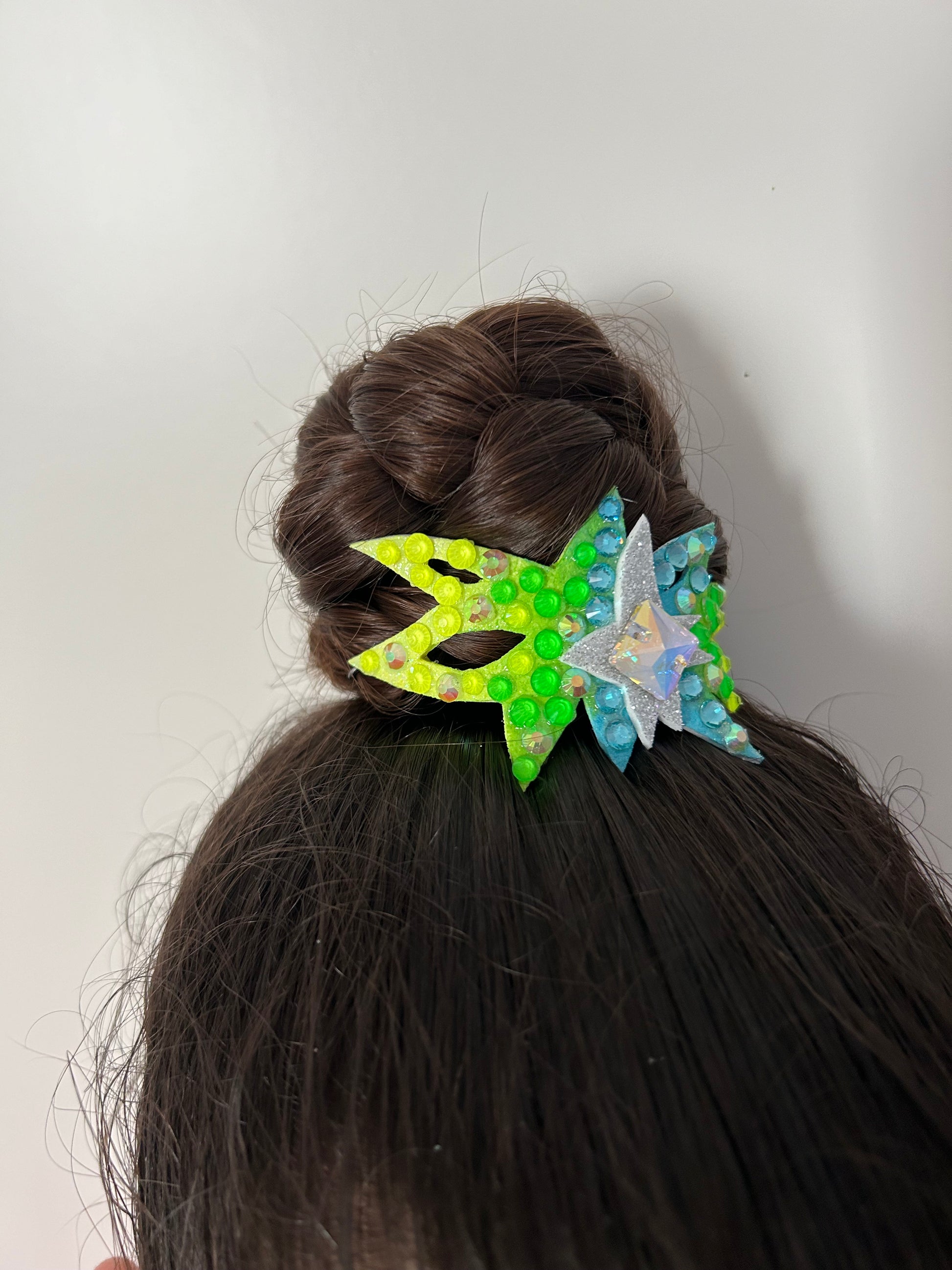 adorno de moño colores fluor para gimnasta de gimnasia ritmica edicion limitada shaer amarillo verde azul turquesa plata aurora boreal lado moño coronita