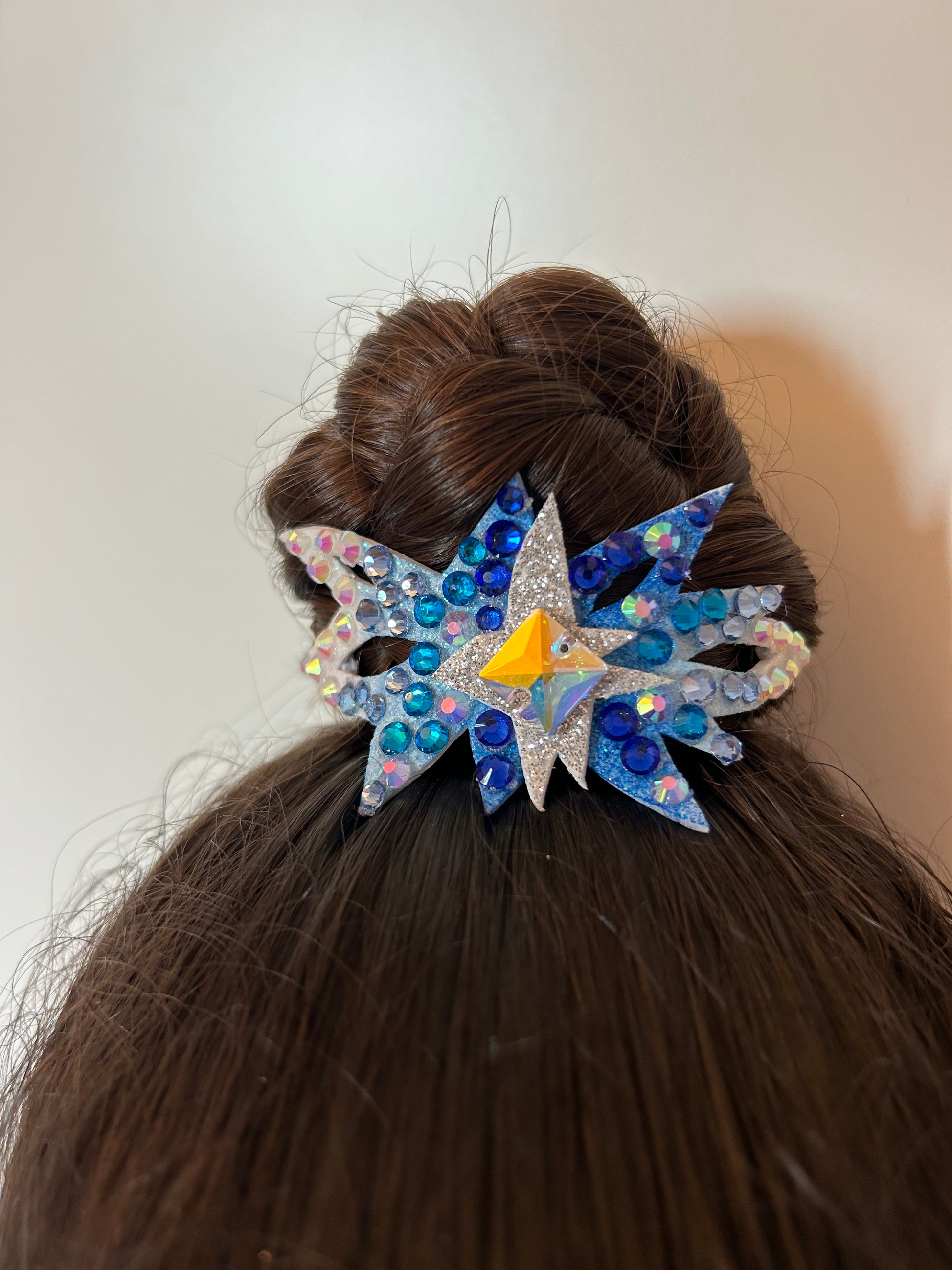 adorno de moño colores fluor para gimnasta de gimnasia ritmica edicion limitada shaer azul plata aurora boreal lado moño coronita