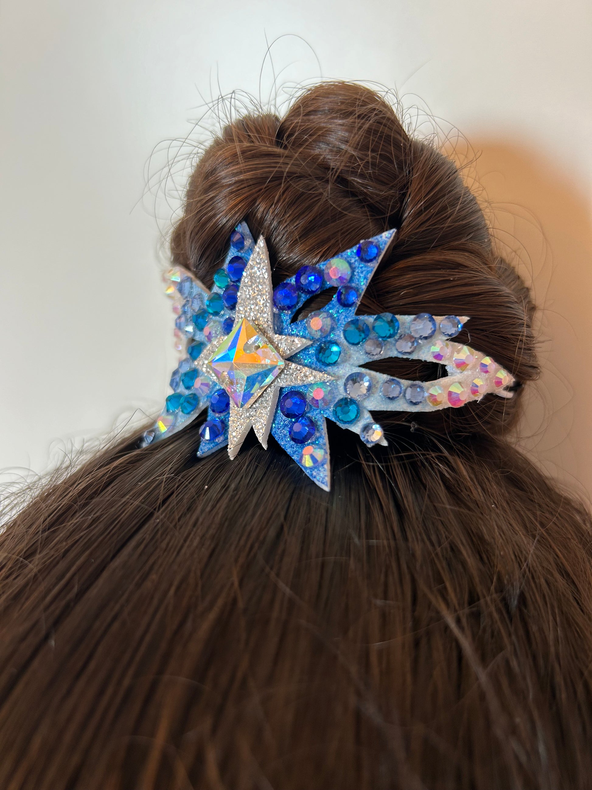 adorno_de_mo_o_colores_fluor_para_gimnasta_de_gimnasia_ritmica_edicion_limitada_shaer_azul_plata_aurora_boreal_lado_mo_o_coronita_aurora_boreal_cristal