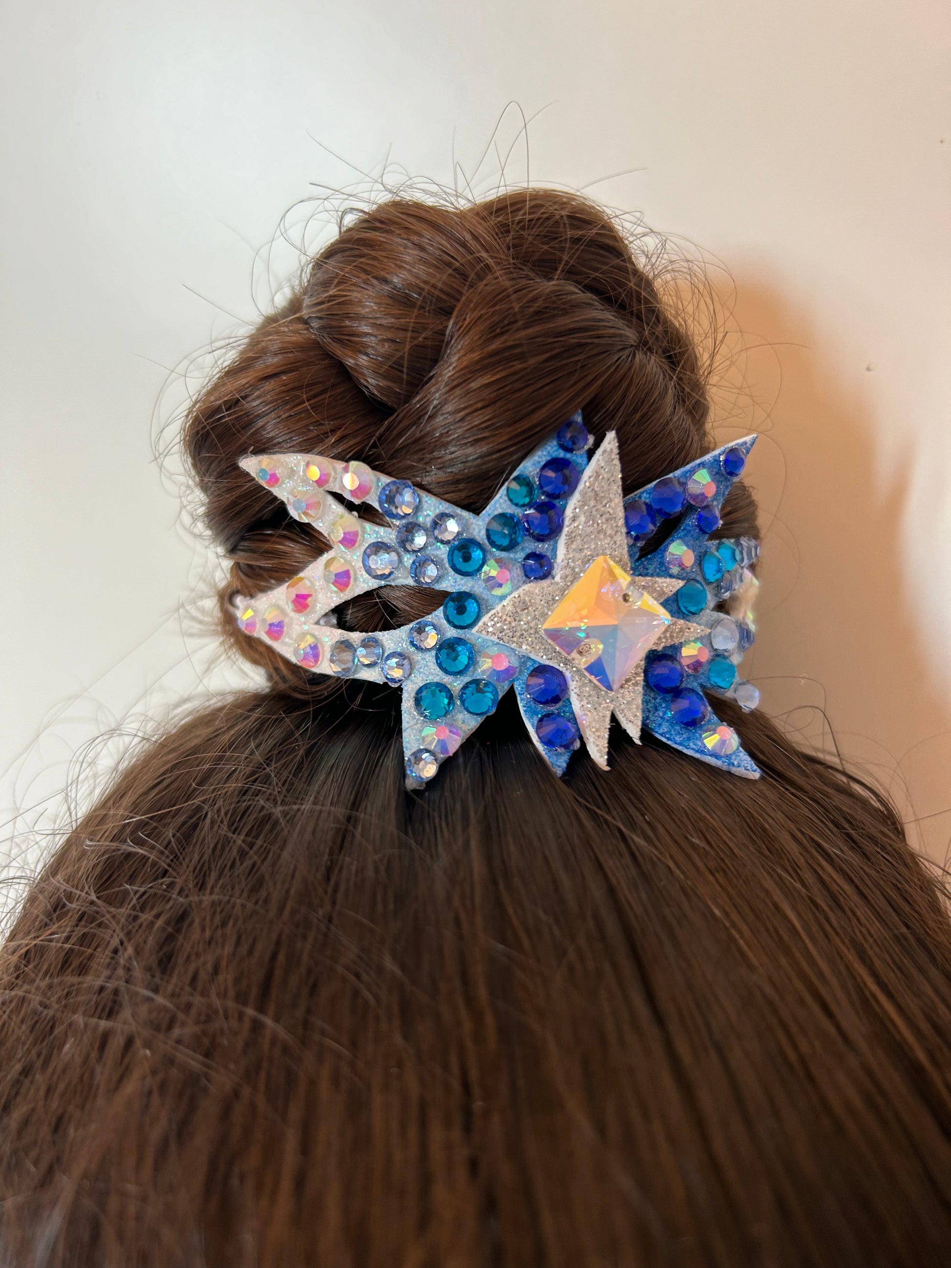 adorno_de_mo_o_colores_fluor_para_gimnasta_de_gimnasia_ritmica_edicion_limitada_shaer_azul_plata_aurora_boreal_lado_mo_o_coronita_aurora_boreal_cristal