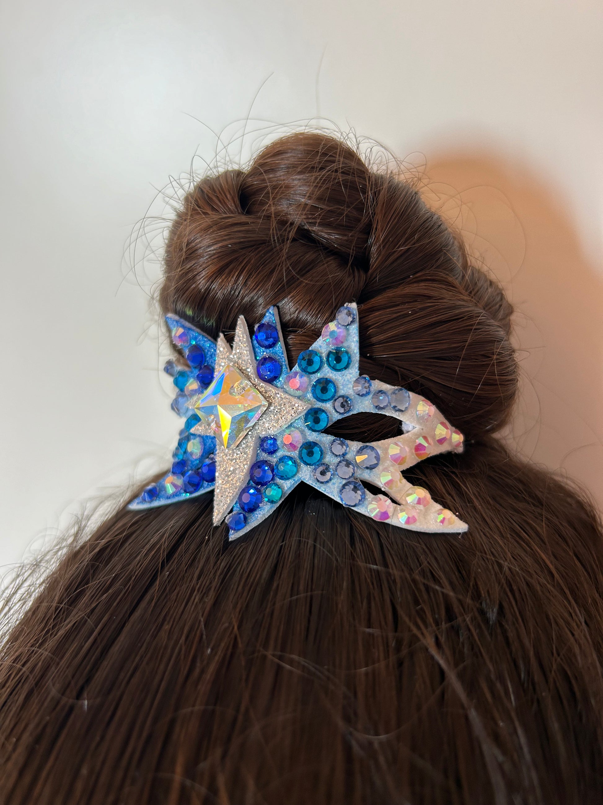 adorno de moño colores fluor para gimnasta de gimnasia ritmica edicion limitada shaer azul plata aurora boreal lado moño coronita