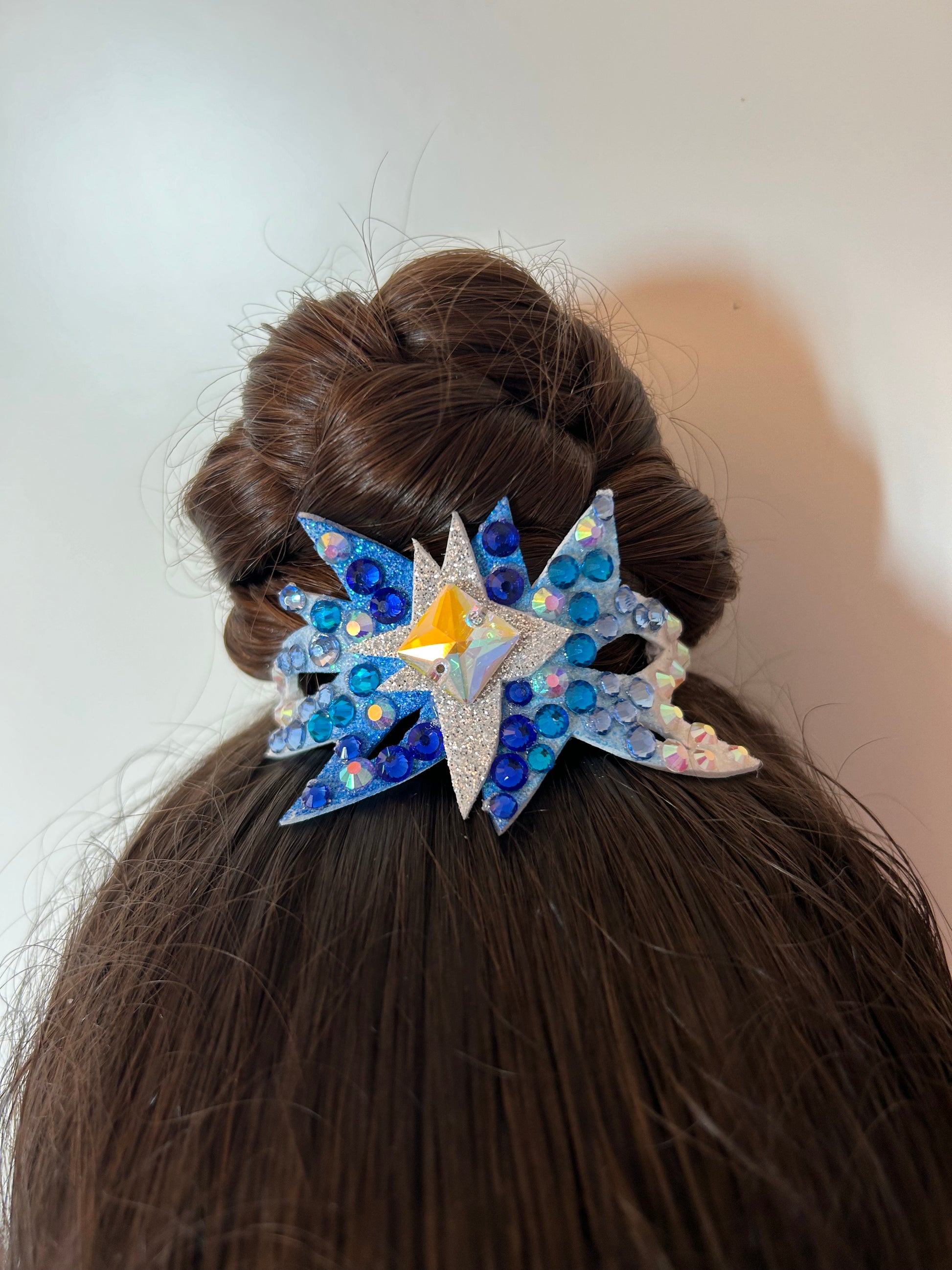 adorno de moño colores fluor para gimnasta de gimnasia ritmica edicion limitada shaer azul plata aurora boreal lado moño coronita