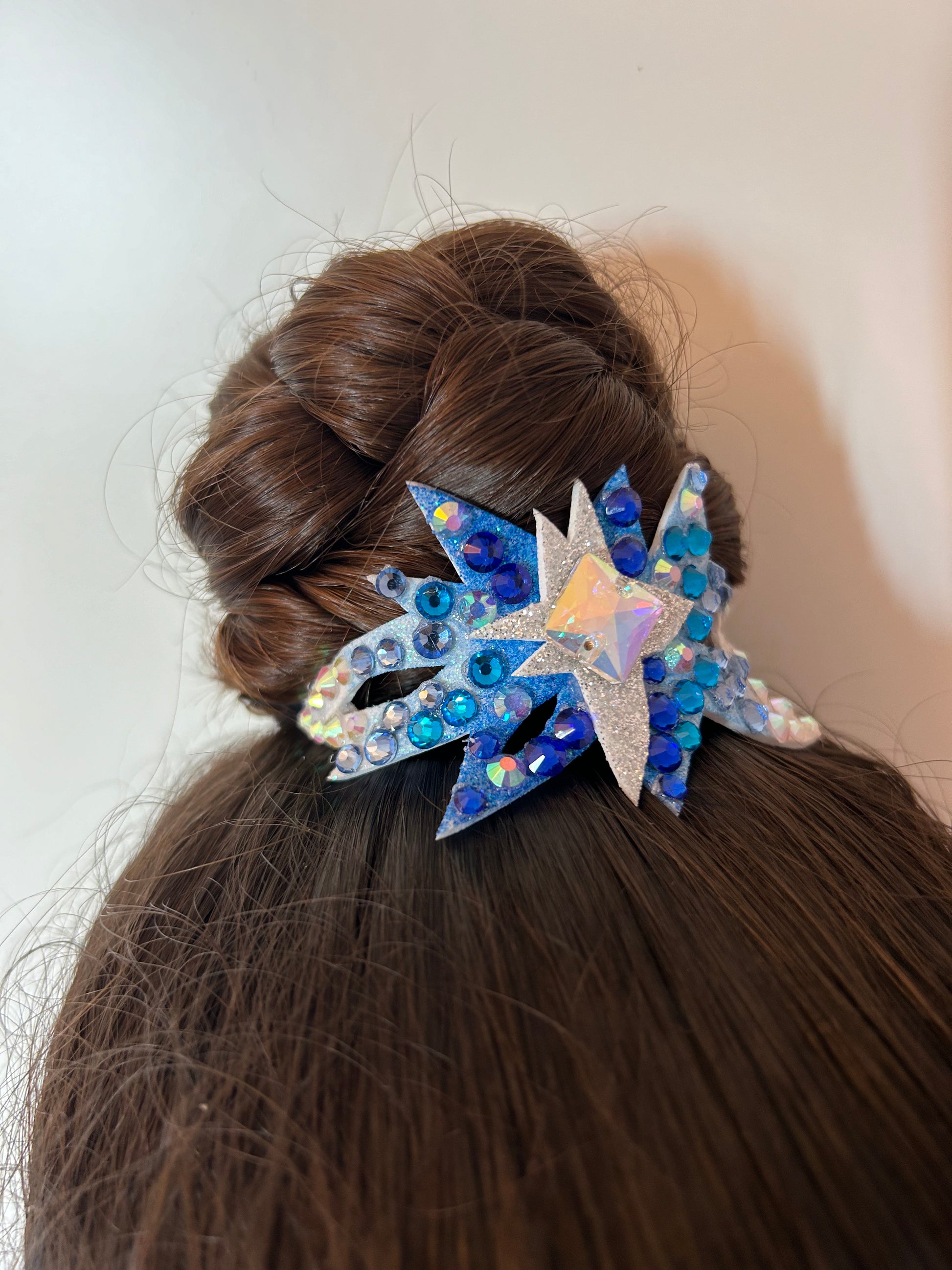 adorno de moño colores fluor para gimnasta de gimnasia ritmica edicion limitada shaer azul plata aurora boreal lado moño coronita