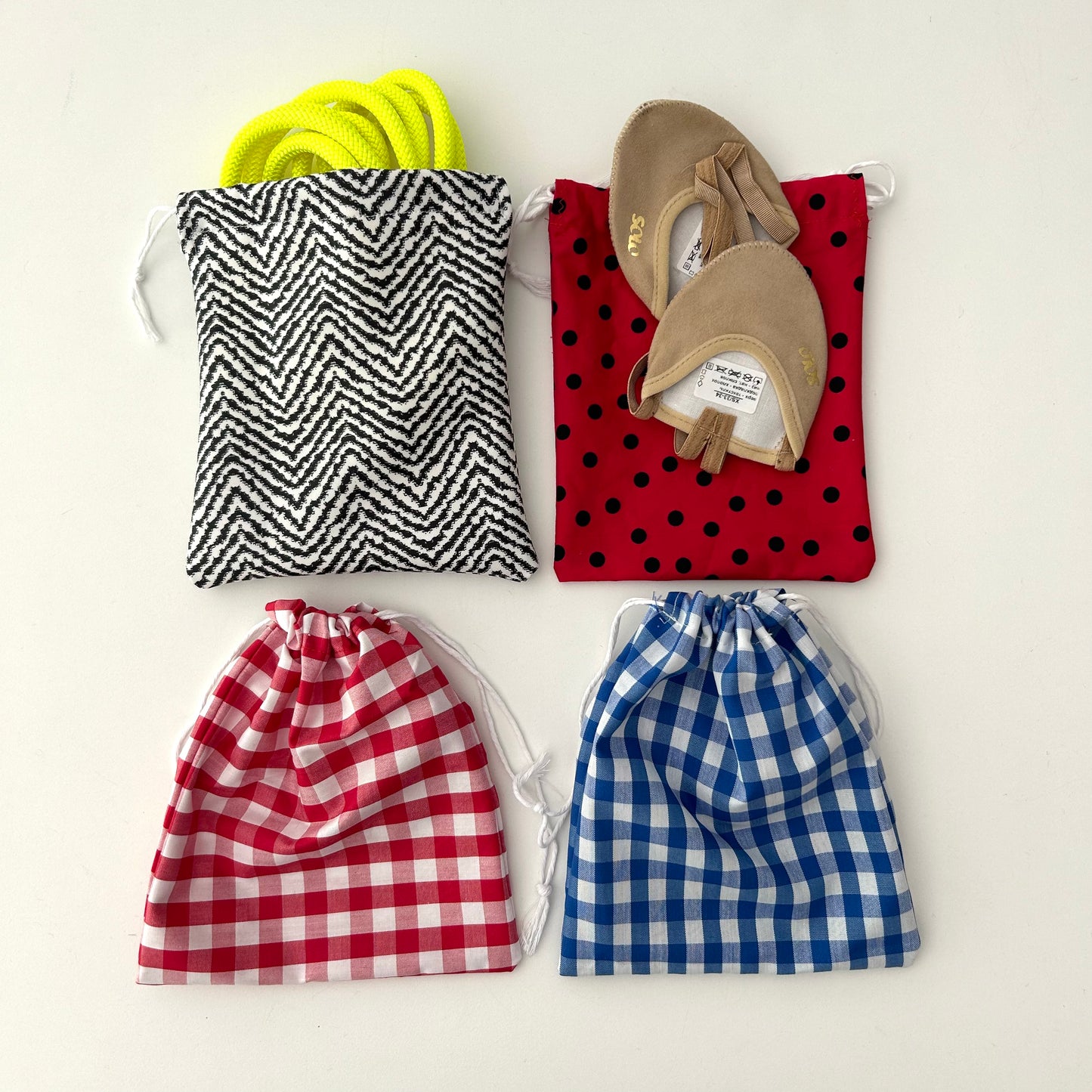 Guarda tu material de entrenamiento en esta bolsa saco , hecha a mano , de colore estampados (lunares, cuadros, tribal…)