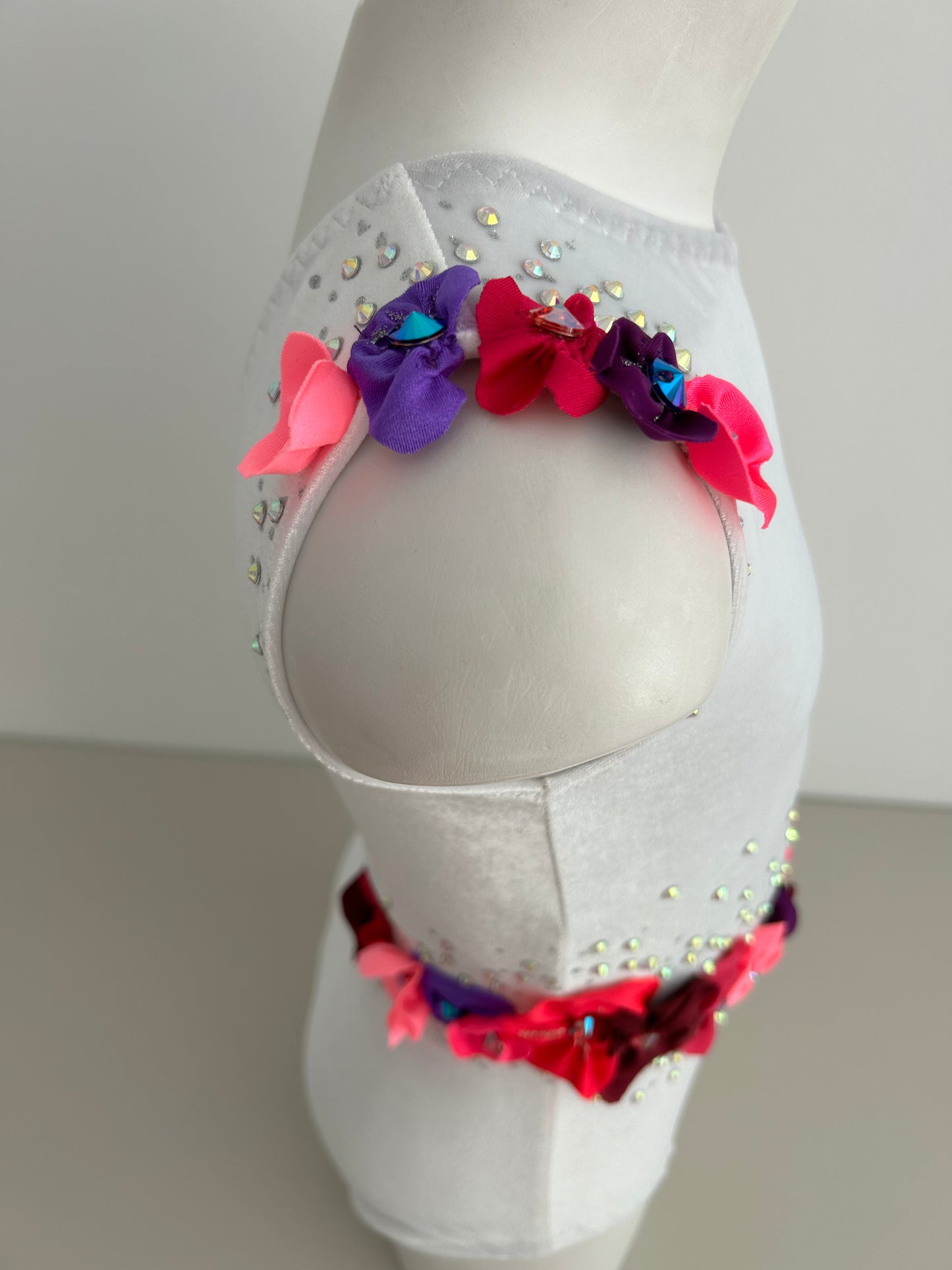 Maillot de competición blanco terciopelo con flores para niña malla mallot maillots shaer tienda de gimnasia ritmica en madrid maillots de competicion en venta disponibles en Madrid España y online hombro