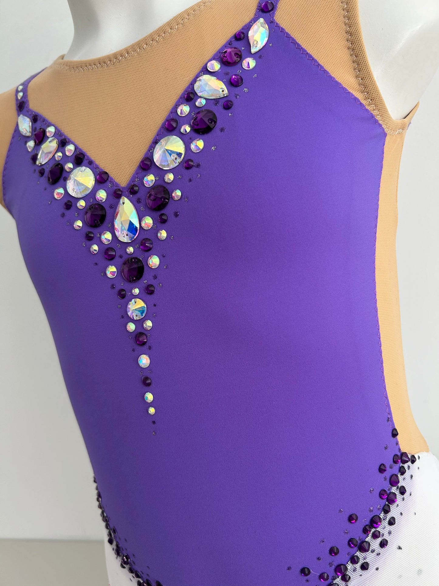 Maillot de competición blanco y morado falda para niña malla mallot maillots shaer tienda de gimnasia ritmica en madrid maillots de competicion en venta disponibles en Madrid España y online