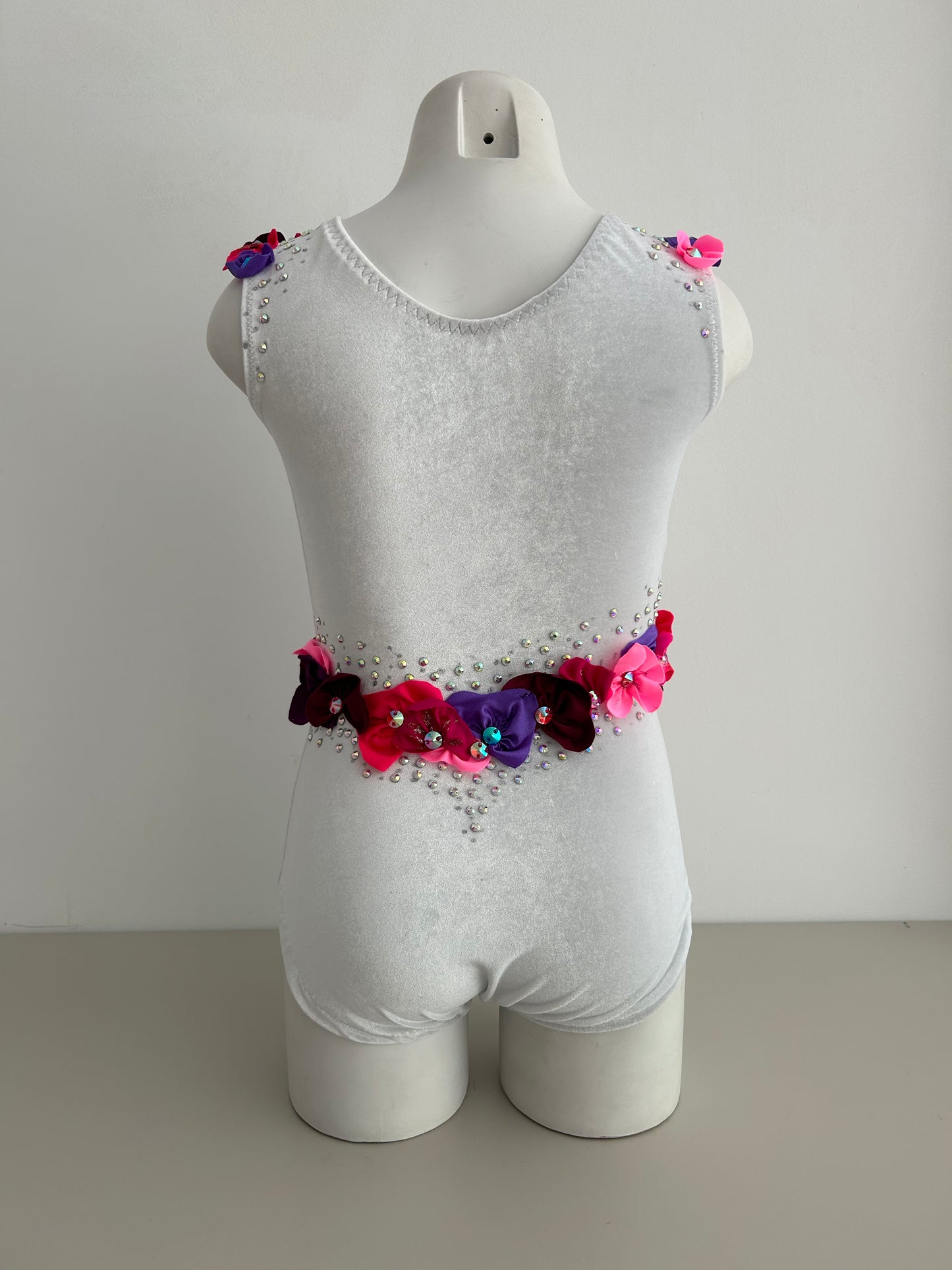 Maillot de competición blanco terciopelo con flores para niña malla mallot maillots shaer tienda de gimnasia ritmica en madrid maillots de competicion en venta disponibles en Madrid España y online