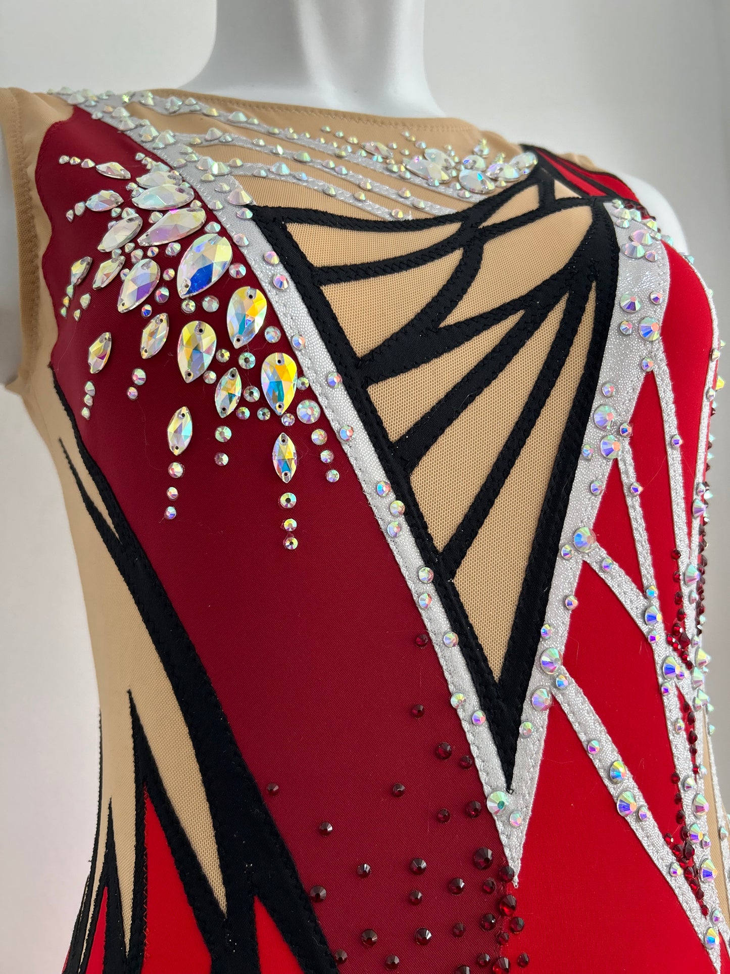 Maillot de competición negro y granate volantes flamenco falda para niña malla mallot maillots shaer tienda de gimnasia ritmica en madrid maillots de competicion en venta disponibles en Madrid España y online