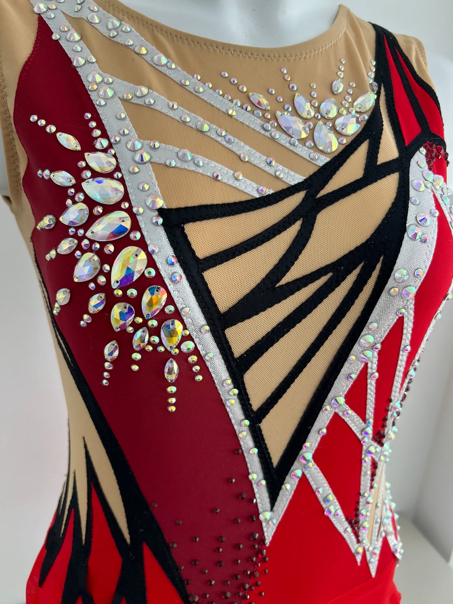 Maillot de competición negro y granate volantes flamenco falda para niña malla mallot maillots shaer tienda de gimnasia ritmica en madrid maillots de competicion en venta disponibles en Madrid España y online