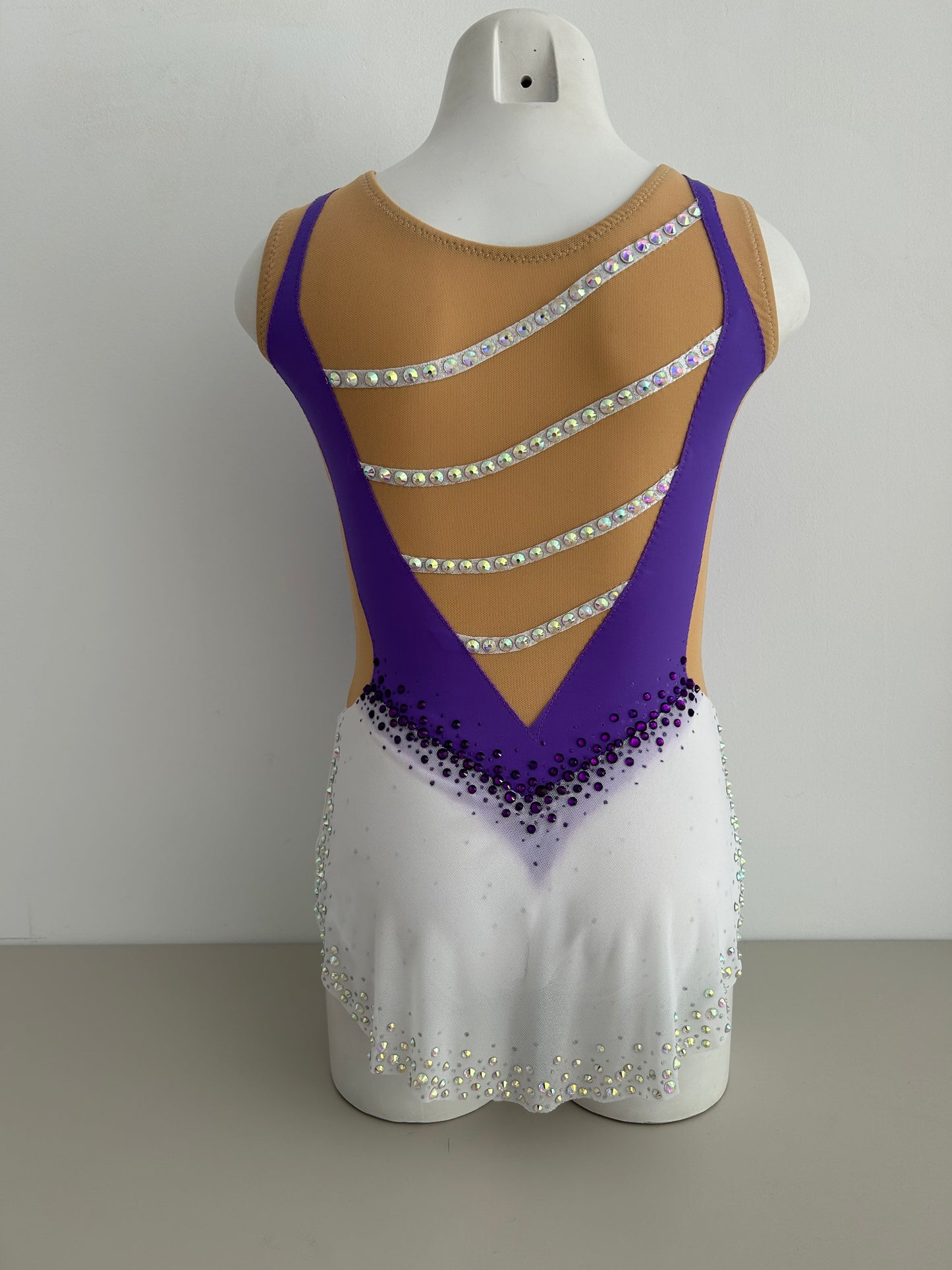 Maillot de competición blanco y morado falda para niña malla mallot maillots shaer tienda de gimnasia ritmica en madrid maillots de competicion en venta disponibles en Madrid España y online
