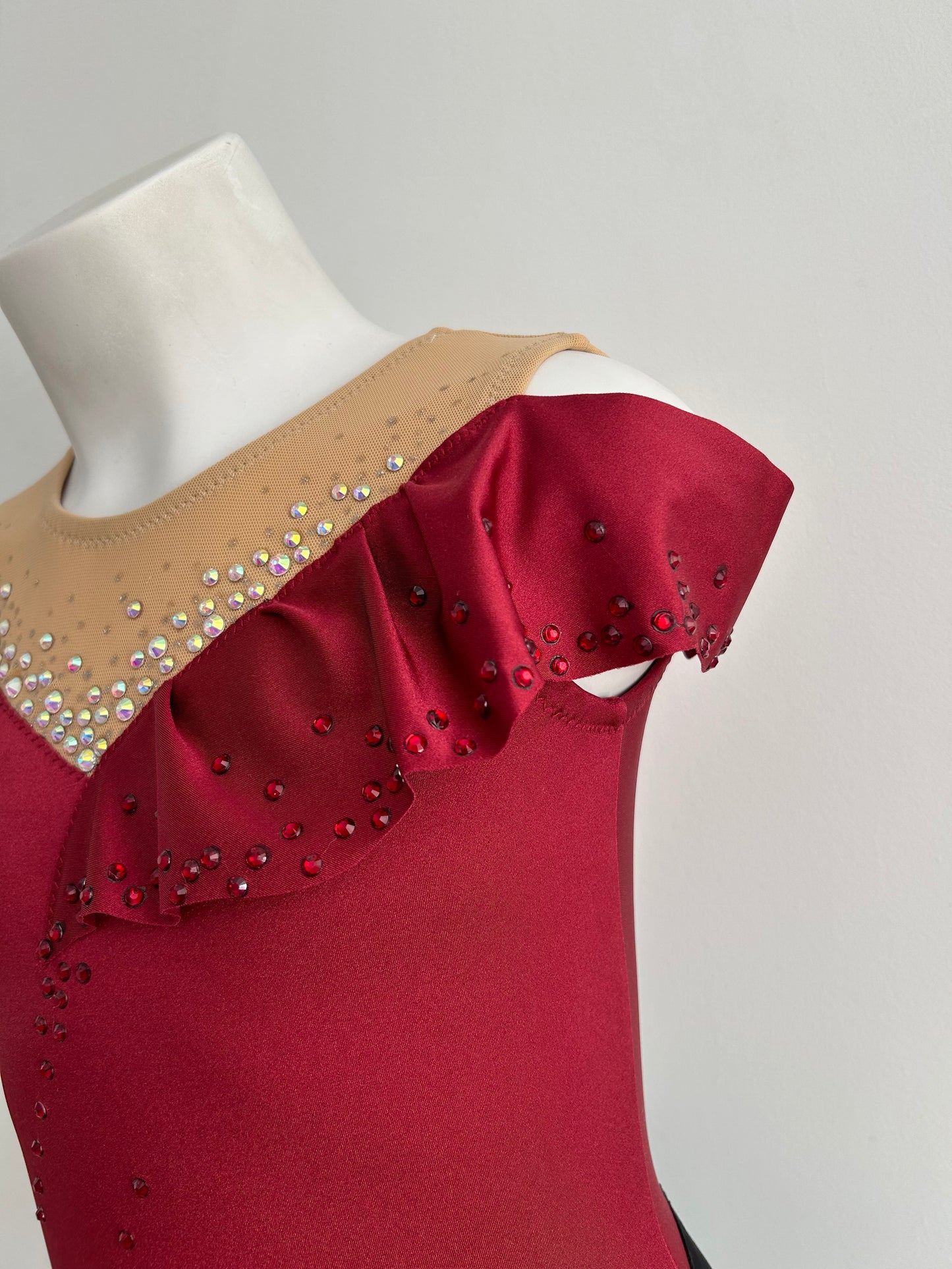 Maillot de competición negro y granate volantes flamenco falda para niña malla mallot maillots shaer tienda de gimnasia ritmica en madrid maillots de competicion en venta disponibles en Madrid España y online
