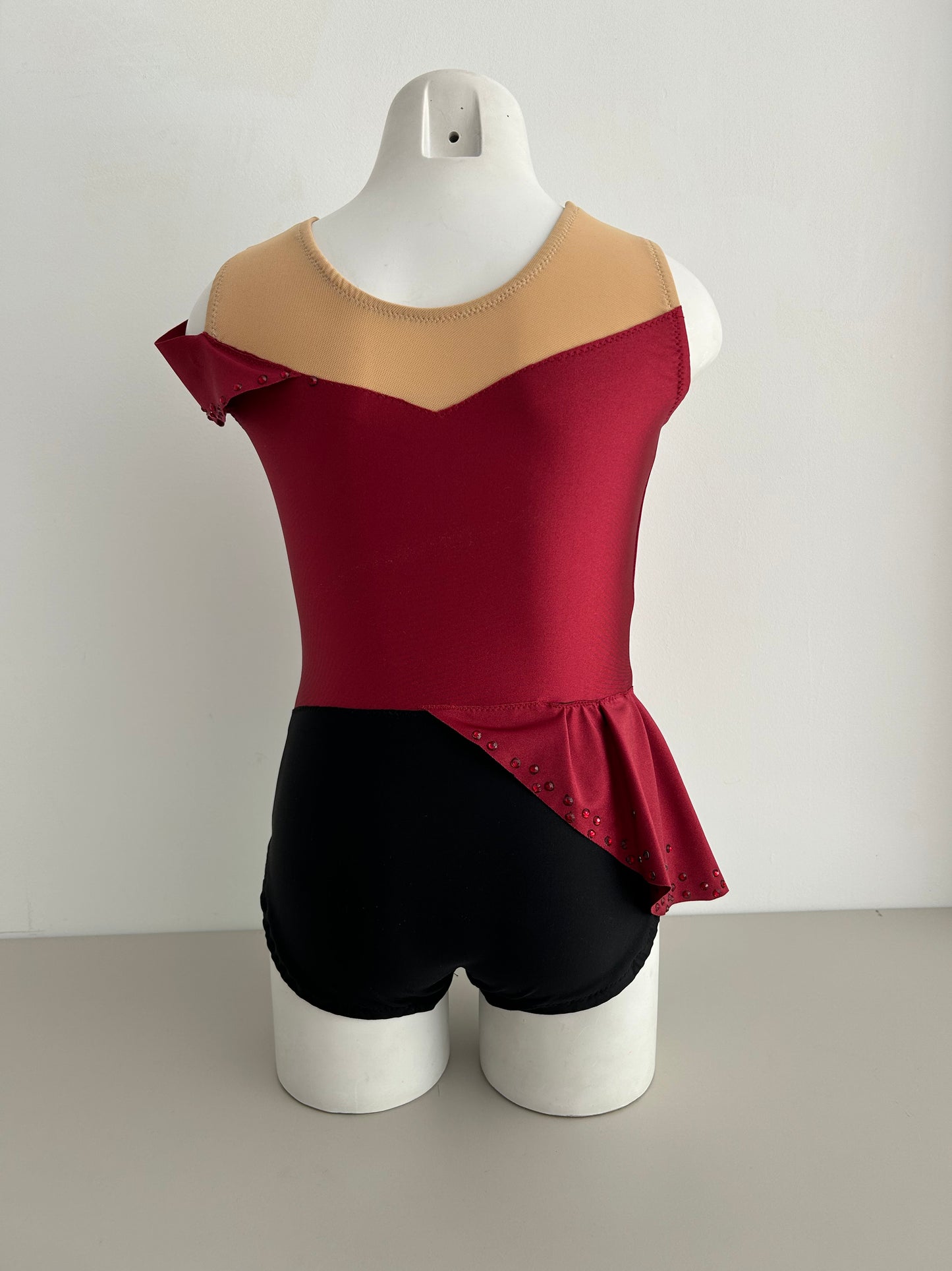 Maillot de competición negro y granate volantes flamenco falda para niña malla mallot maillots shaer tienda de gimnasia ritmica en madrid maillots de competicion en venta disponibles en Madrid España y online