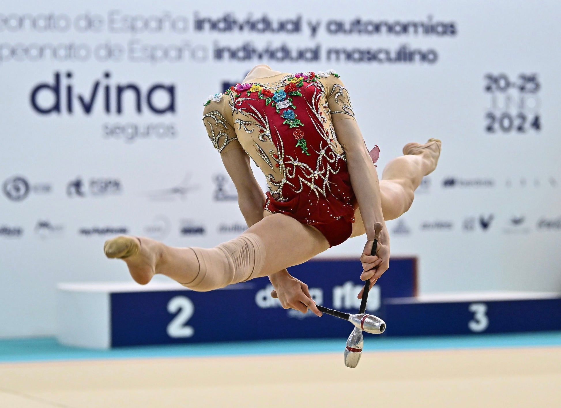 maillot terciopelo rojo y flores gimnasia ritmica