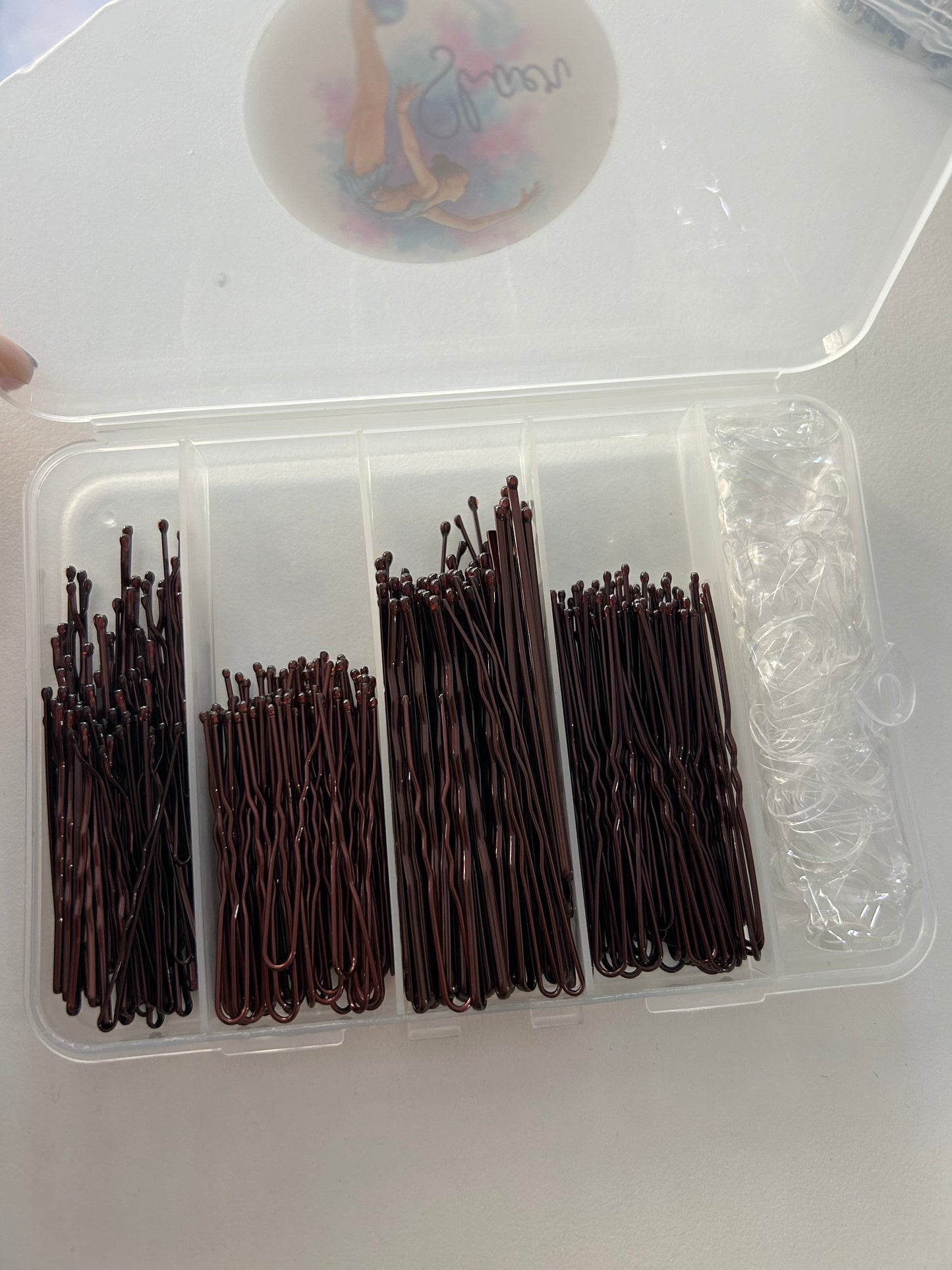 Caja de horquillas variadas y gomas. 300 uds. - marrón, negro o dorado