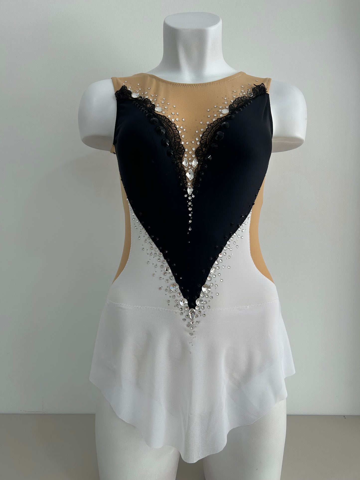 maillot competicion gimnasia ritmica competicion en venta madrid  malla mallot maoit mayots gimnasta shaer tienda de gimnasia ritmica y maillots a medida en madrid españa envios blanco negro mariposa elegante espalda falda vuelo bonito  delantero 