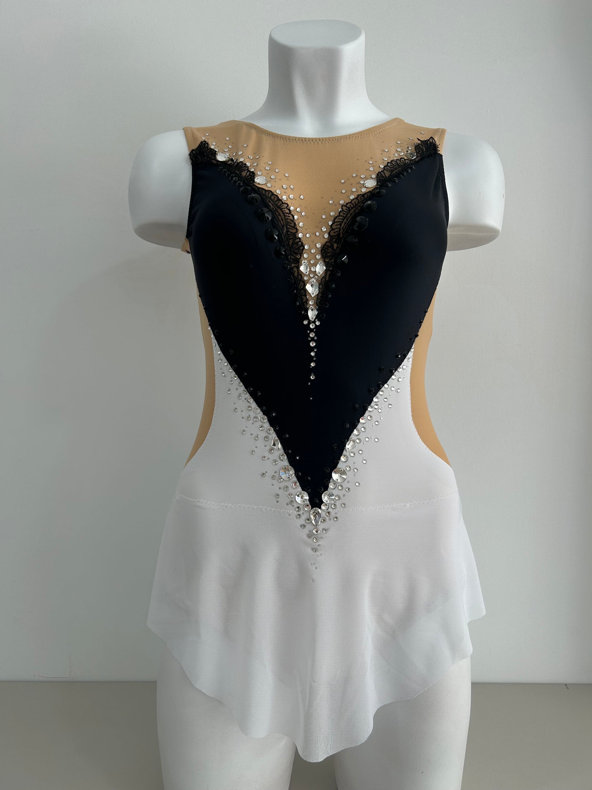 maillot competicion gimnasia ritmica competicion en venta madrid  malla mallot maoit mayots gimnasta shaer tienda de gimnasia ritmica y maillots a medida en madrid españa envios blanco negro mariposa elegante espalda falda vuelo bonito  delantero 