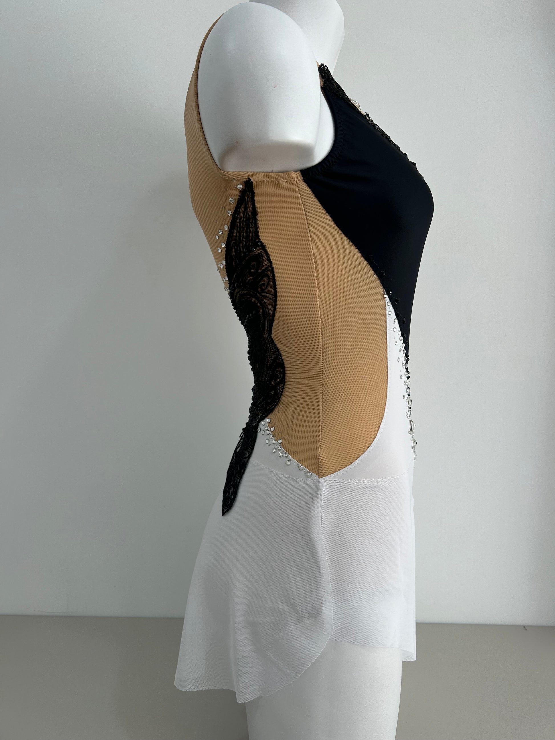 maillot competicion gimnasia ritmica competicion en venta madrid  malla mallot maoit mayots gimnasta shaer tienda de gimnasia ritmica y maillots a medida en madrid españa envios blanco negro mariposa elegante espalda falda vuelo bonito lateral