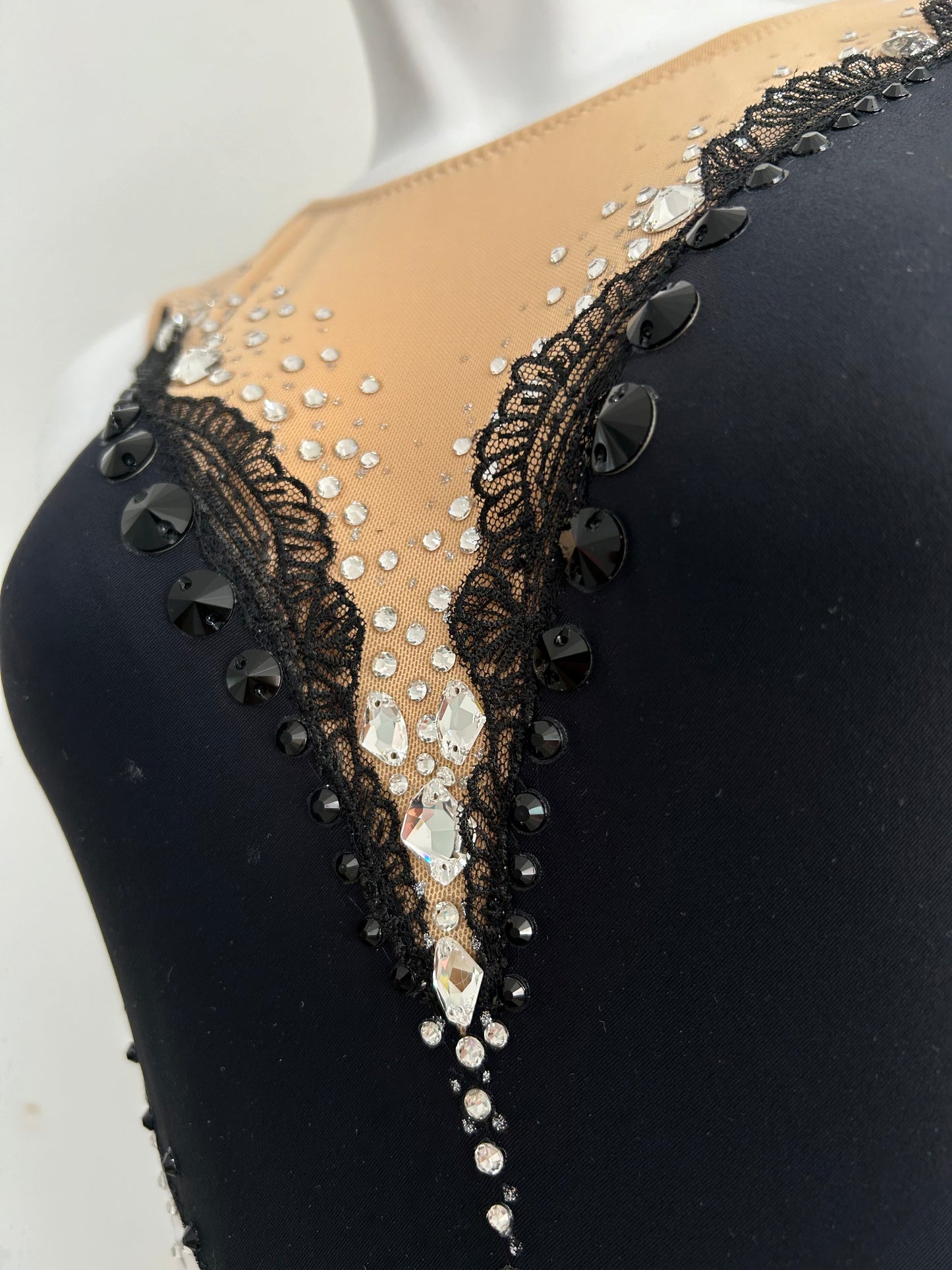 maillot competicion gimnasia ritmica competicion en venta madrid  malla mallot maoit mayots gimnasta shaer tienda de gimnasia ritmica y maillots a medida en madrid españa envios blanco negro mariposa elegante espalda falda vuelo bonito  negro bordado flores 