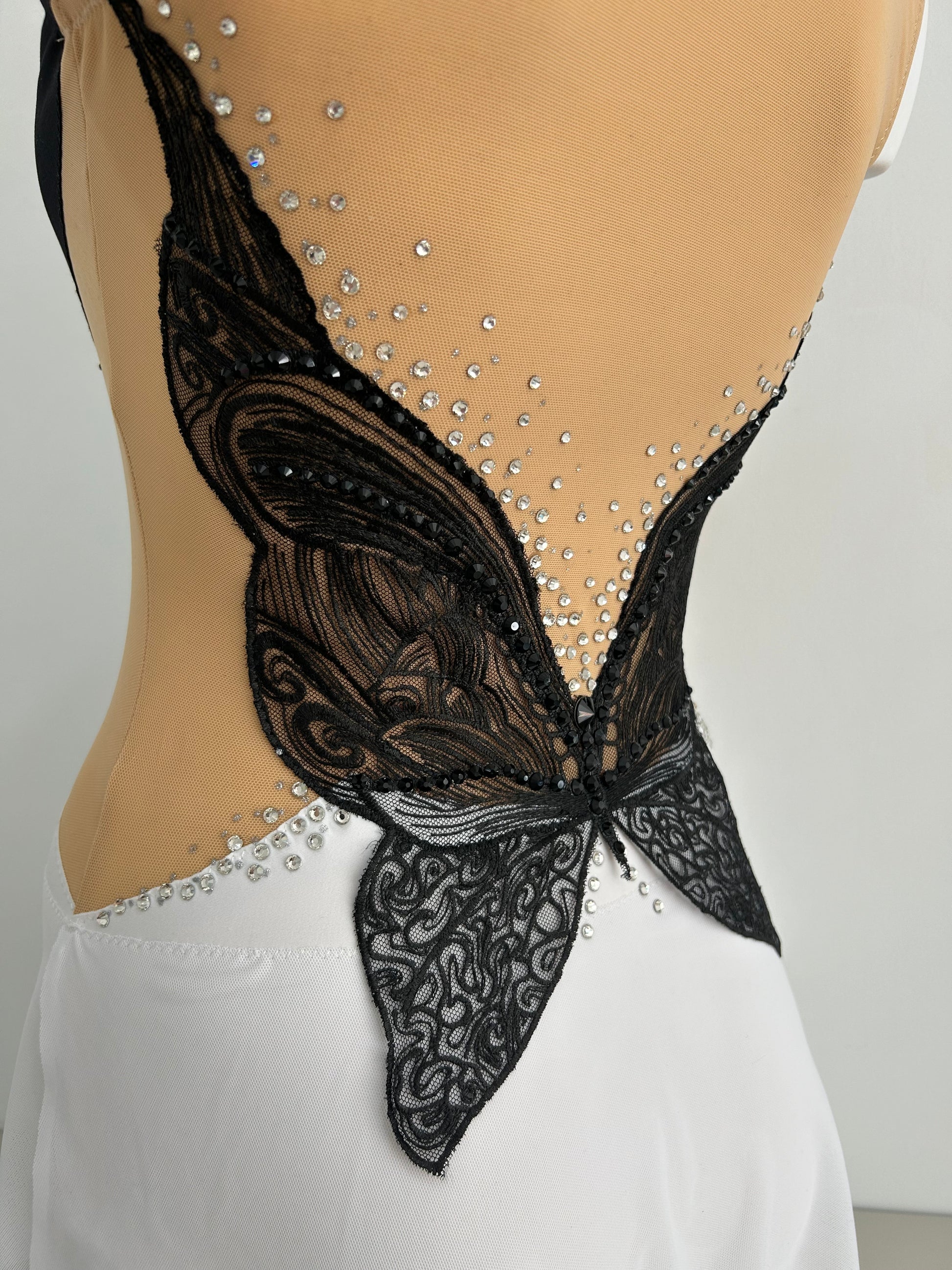 maillot competicion gimnasia ritmica competicion en venta madrid  malla mallot maoit mayots gimnasta shaer tienda de gimnasia ritmica y maillots a medida en madrid españa envios blanco negro mariposa elegante espalda falda vuelo bonito  mariposa bordada 