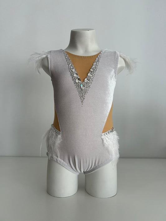 Maillot blanco terciopelo con plumas ~ Talla 6