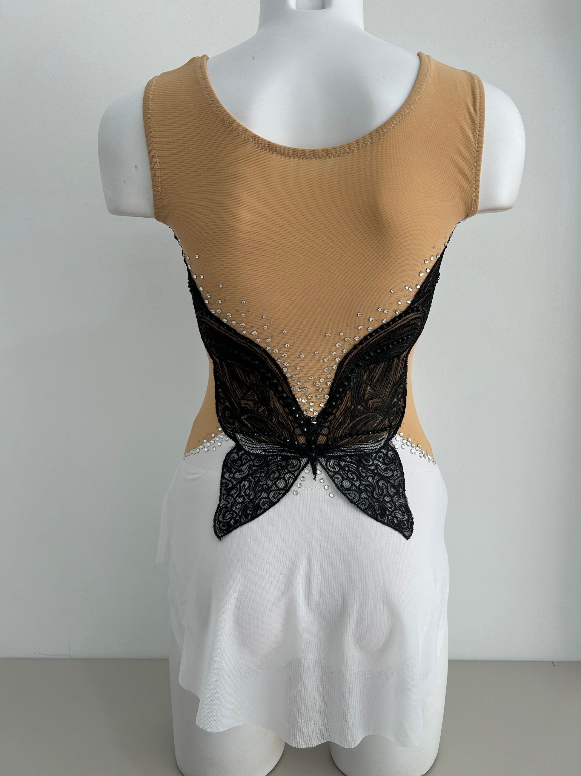 maillot competicion gimnasia ritmica competicion en venta madrid  malla mallot maoit mayots gimnasta shaer tienda de gimnasia ritmica y maillots a medida en madrid españa envios blanco negro mariposa elegante espalda falda vuelo bonito 