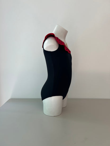 Maillot negro y rojo volantes~ Talla 8