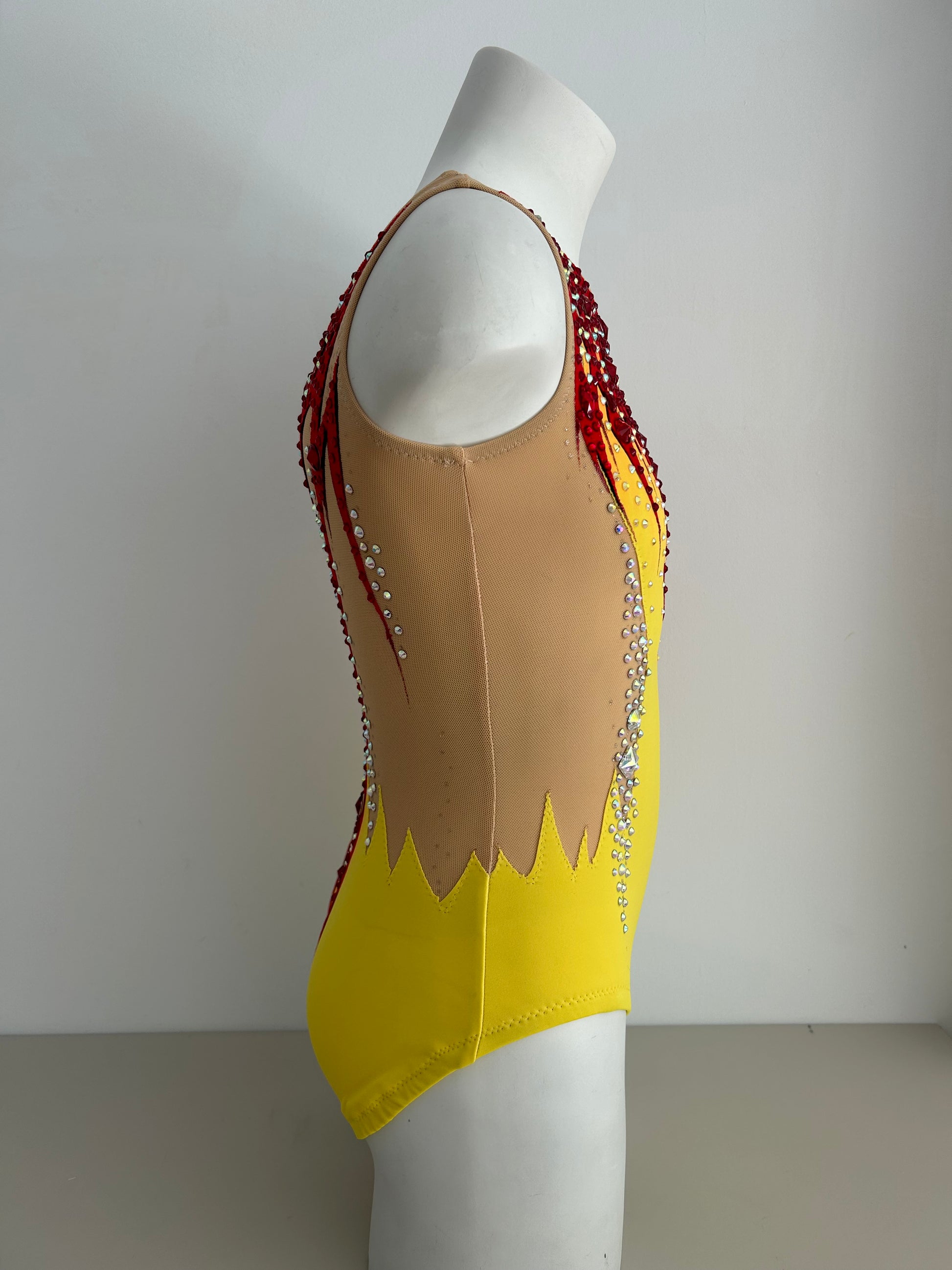 Maillot de competición amarillo y rojo malla mallot maillots shaer tienda de gimnasia ritmica en madrid maillots de competicion en venta disponibles en Madrid España y online  de lado