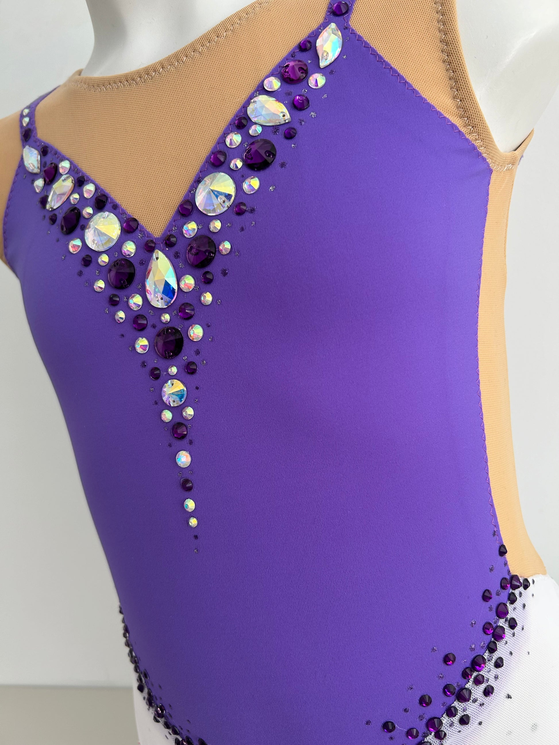 Maillot de competición blanco y morado falda para niña malla mallot maillots shaer tienda de gimnasia ritmica en madrid maillots de competicion en venta disponibles en Madrid España y online 