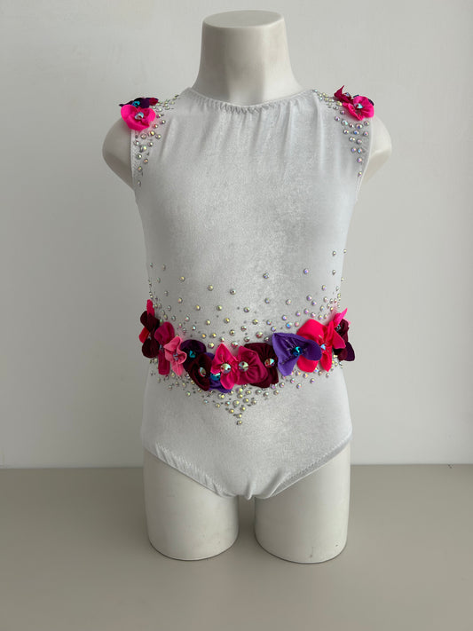 Maillot de competición blanco terciopelo con flores para niña malla mallot maillots shaer tienda de gimnasia ritmica en madrid maillots de competicion en venta disponibles en Madrid España y online 