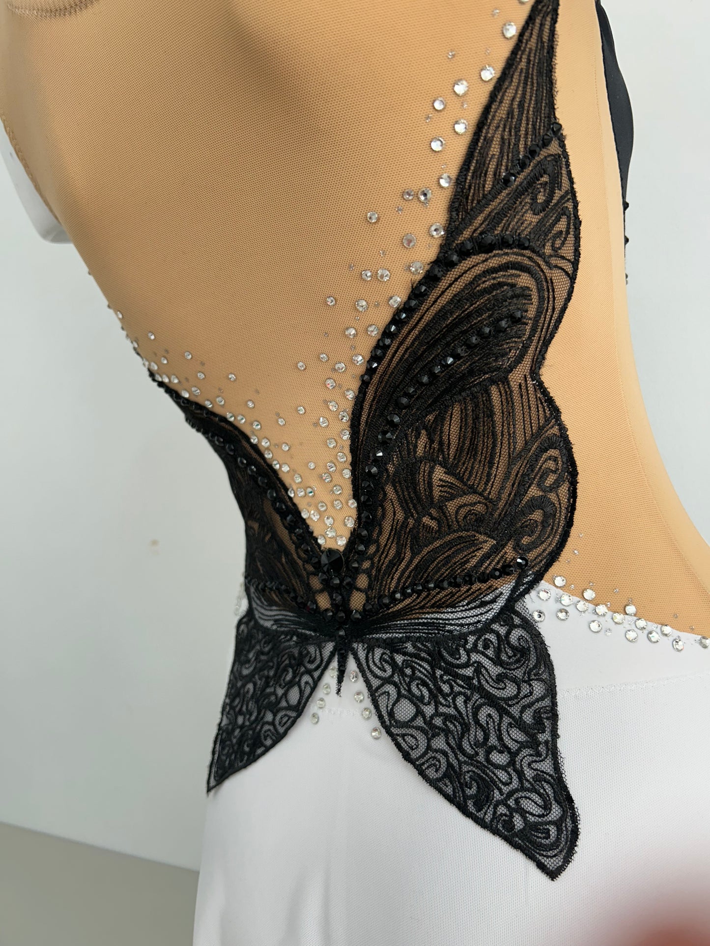 maillot gimnasia ritmica competicion madrid comprar online blanco negro bordado mariposa