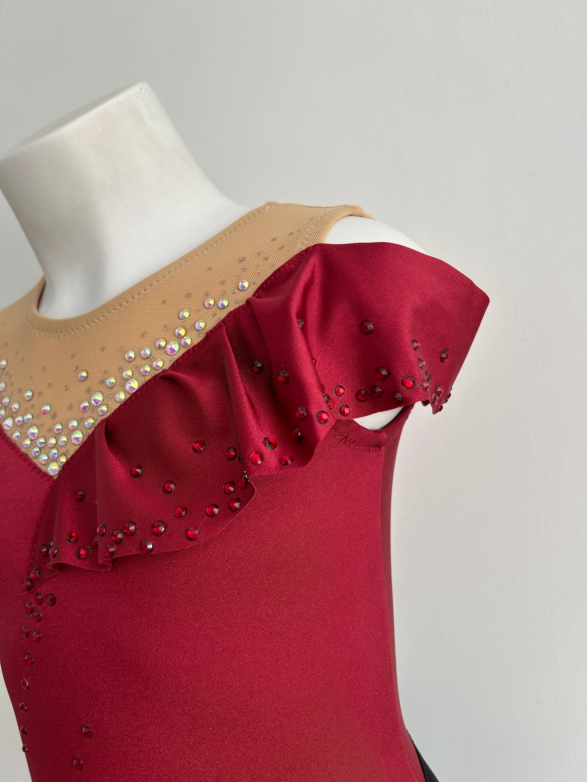 Maillot de competición negro y granate volantes flamenco falda para niña malla mallot maillots shaer tienda de gimnasia ritmica en madrid maillots de competicion en venta disponibles en Madrid España y online 