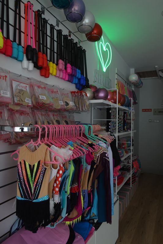 Shaer tienda de gimnasia ritmica aparatos material ropa coronas accesorios mallas 